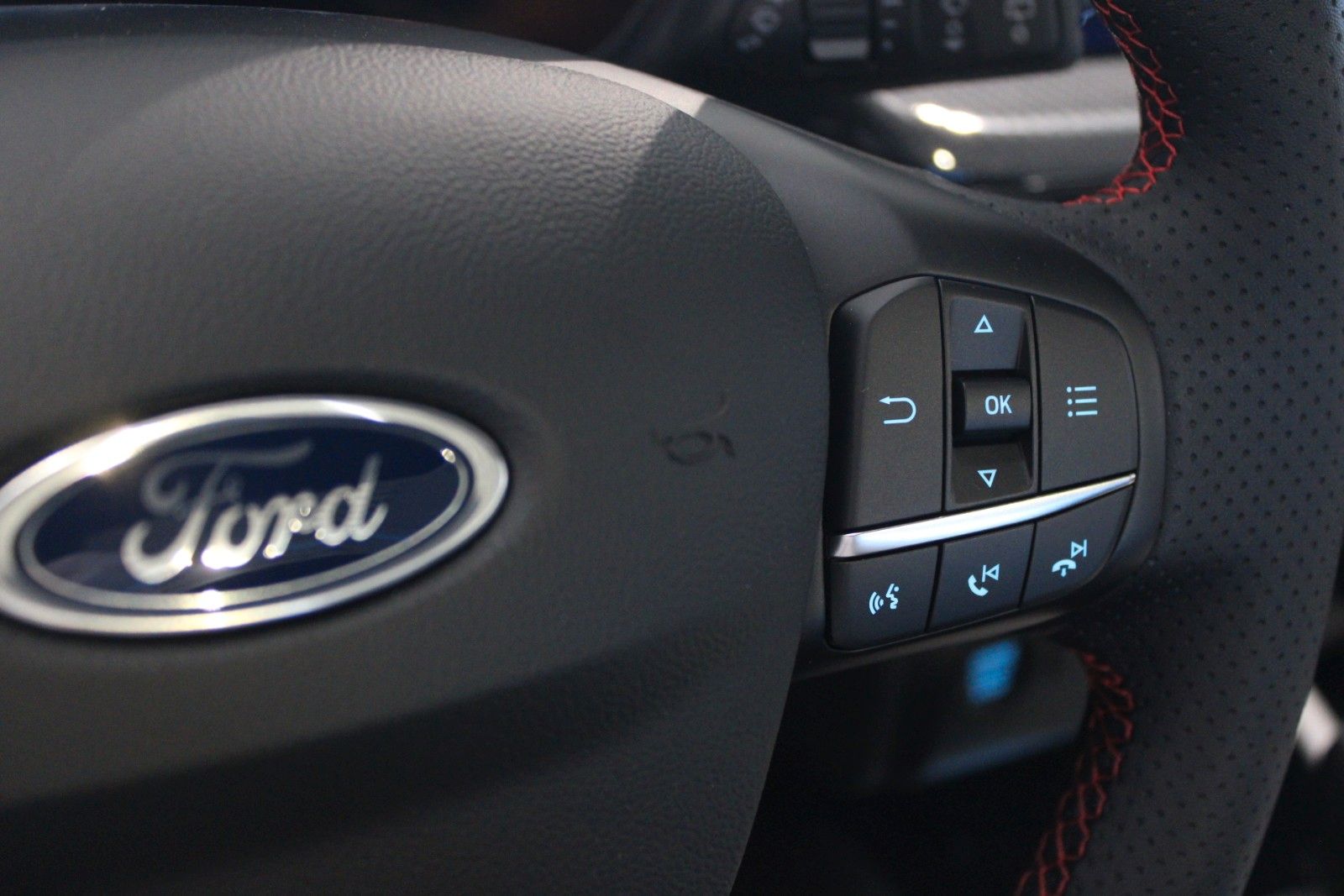 Fahrzeugabbildung Ford Focus ST-Line X Automatik PANODACH + 18 ZOLL