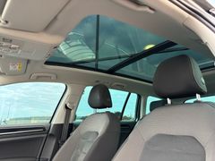 Fahrzeugabbildung Volkswagen Golf VII Variant 1.5 TSI Highline *PANO*R-LINE*