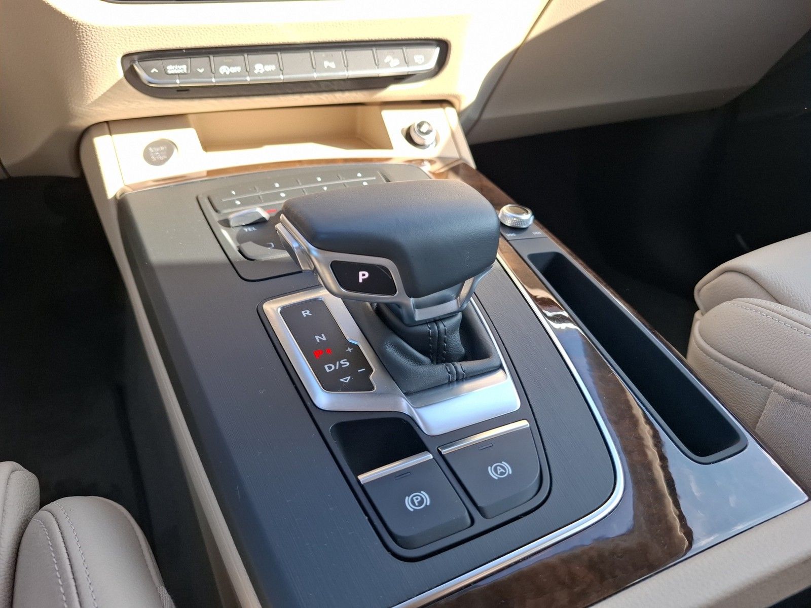 AUDI Q5 40 TDI quattro sport S-TRONIC / LEDER / AHK / - Image 14