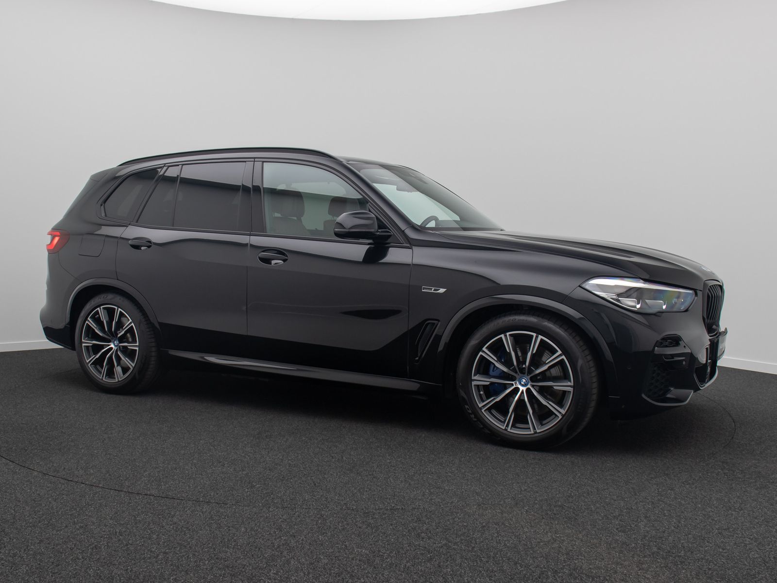 Fahrzeugabbildung BMW X5 xD45e M Sport Individual AHK HiFi DAB Panoram