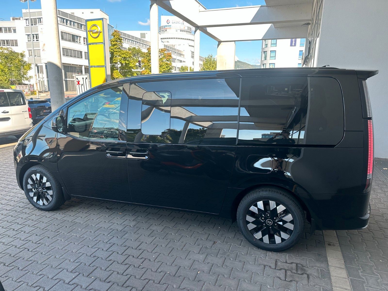 Fahrzeugabbildung Hyundai Staria 1.6 T-GDI 2WD Signature 360,LED,Leder,SHZ