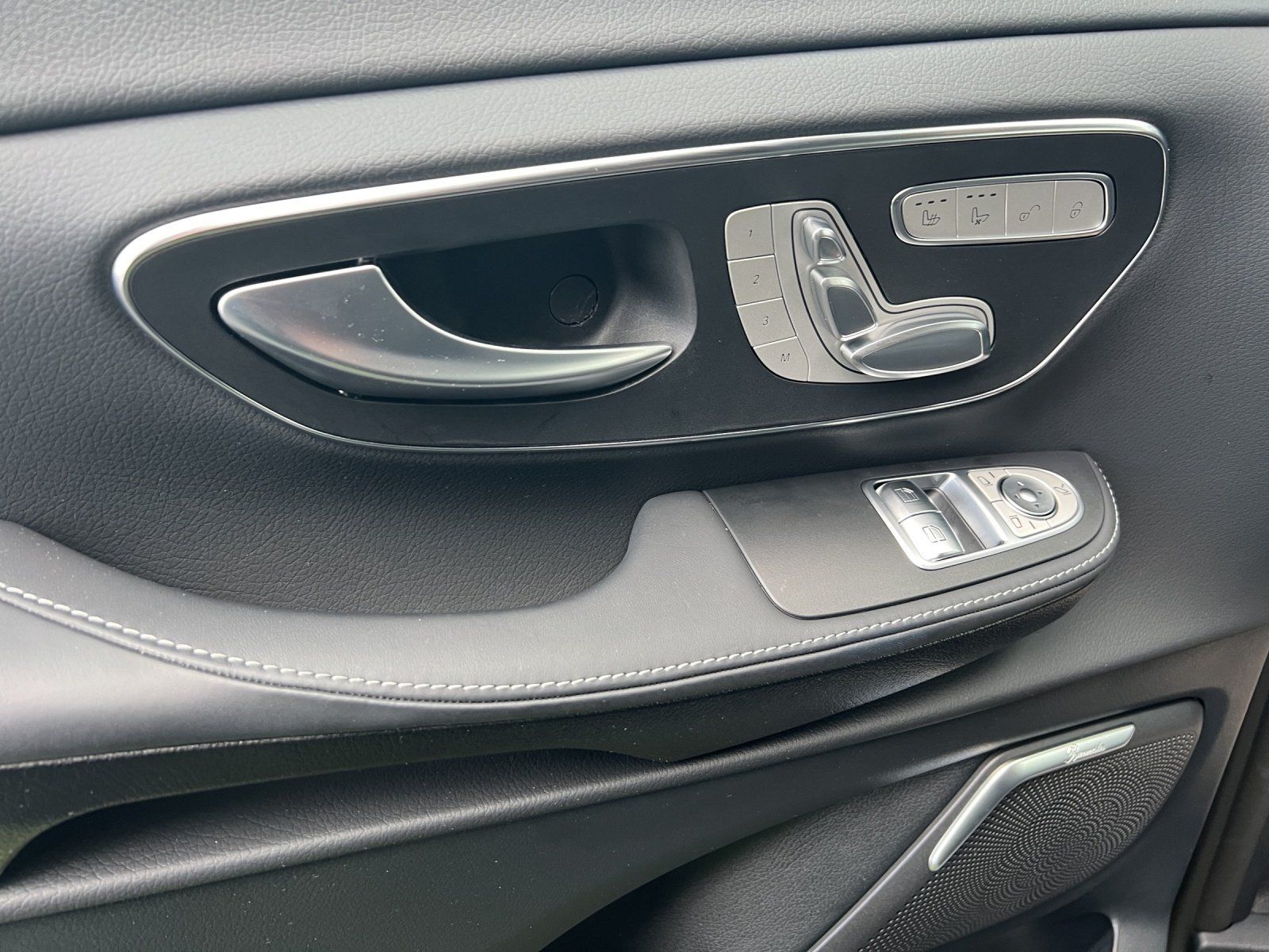 Fahrzeugabbildung Mercedes-Benz V300d Exclusive Edition AMG AIRMATIC AHK Standhz