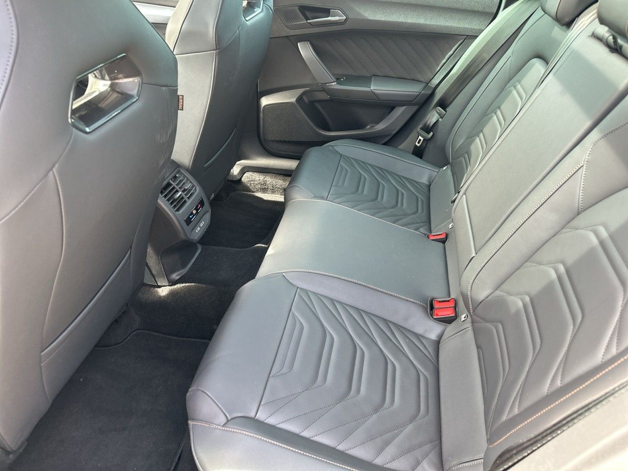 Fahrzeugabbildung CUPRA Leon ST VZ 2.0 TSI 333 PS 4Drive Akebono Pano - mit KI generiert/bearbeitet