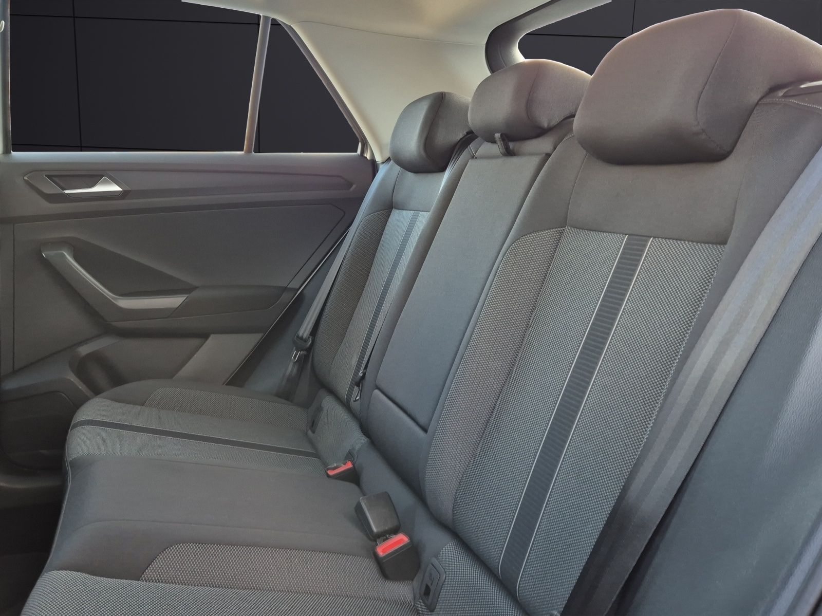 Fahrzeugabbildung Volkswagen T-Roc TSI Life DSG LED Navi AID ACC RFK SH