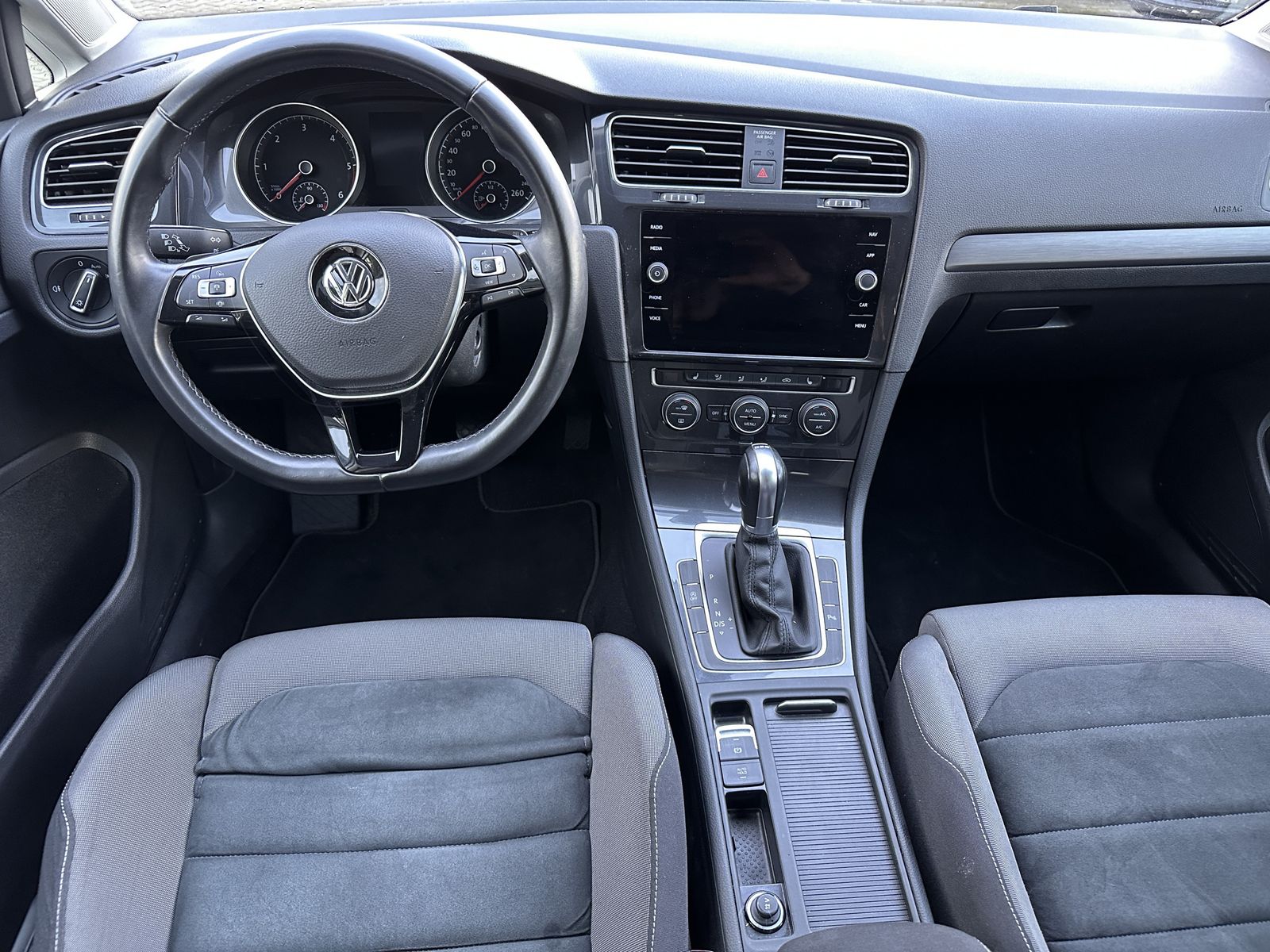 Fahrzeugabbildung Volkswagen Golf 2.0 TDI*ACC*Navi*PDC*SHZ*