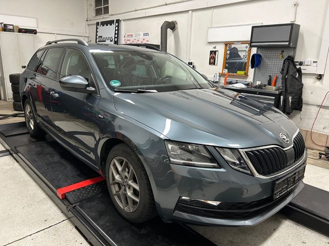 Skoda Octavia Combi Clever 1.Hand Automatik Navi LED