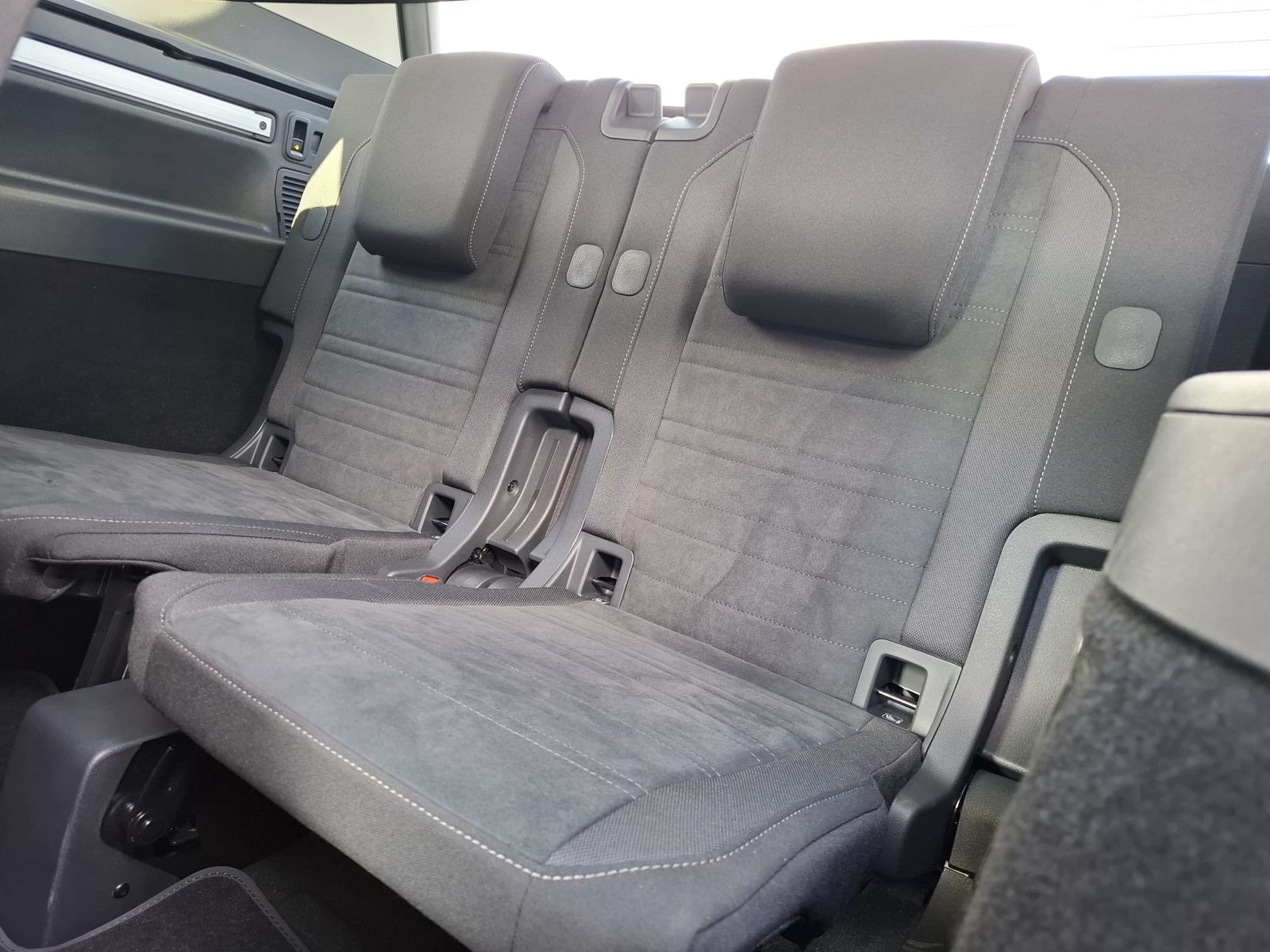Fahrzeugabbildung Volkswagen Touran 2.0 DSG R-Line High BLACK Pano 7Si IQ AHK
