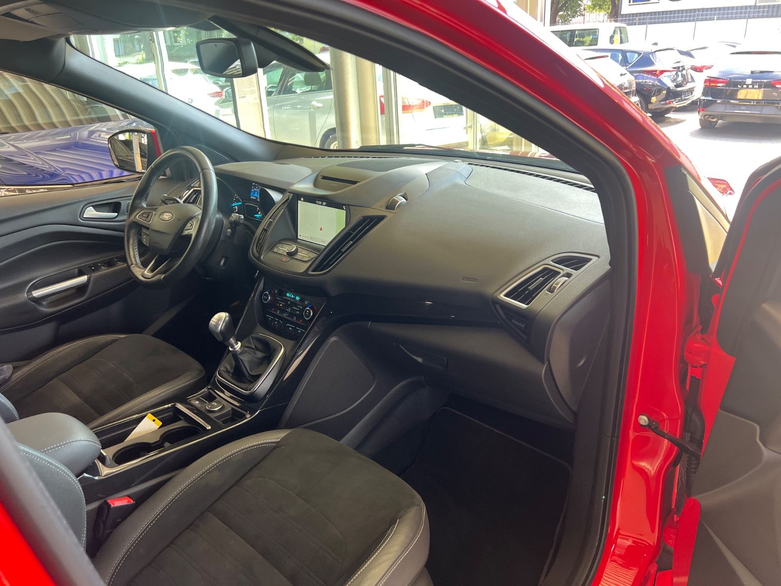 Fahrzeugabbildung Ford Kuga ST-Line * ROT/SCHWARZ *