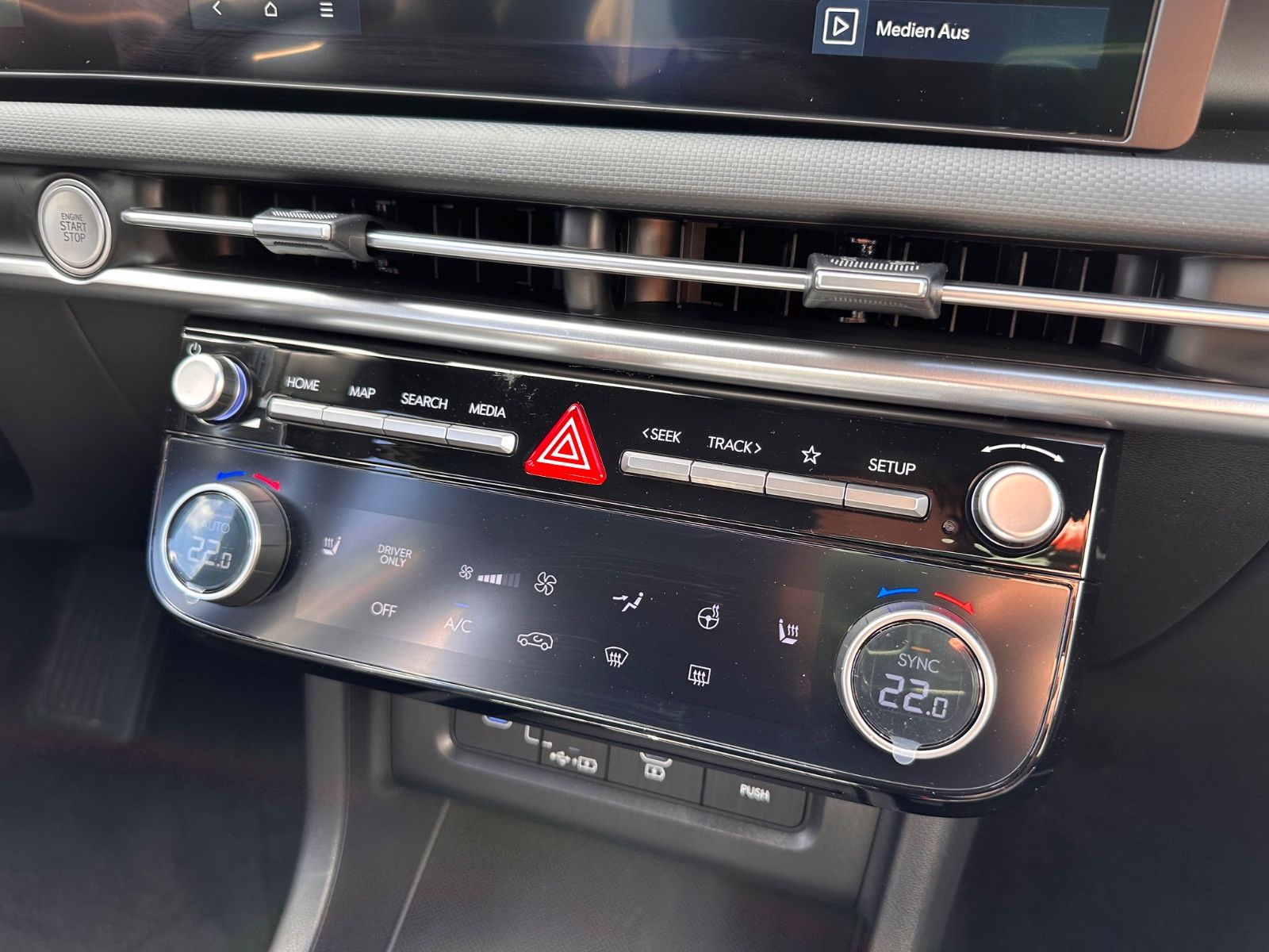 Fahrzeugabbildung Hyundai TUCSON Black-Line Hybrid 1.6 T-GDi DCT SHZG/RFK