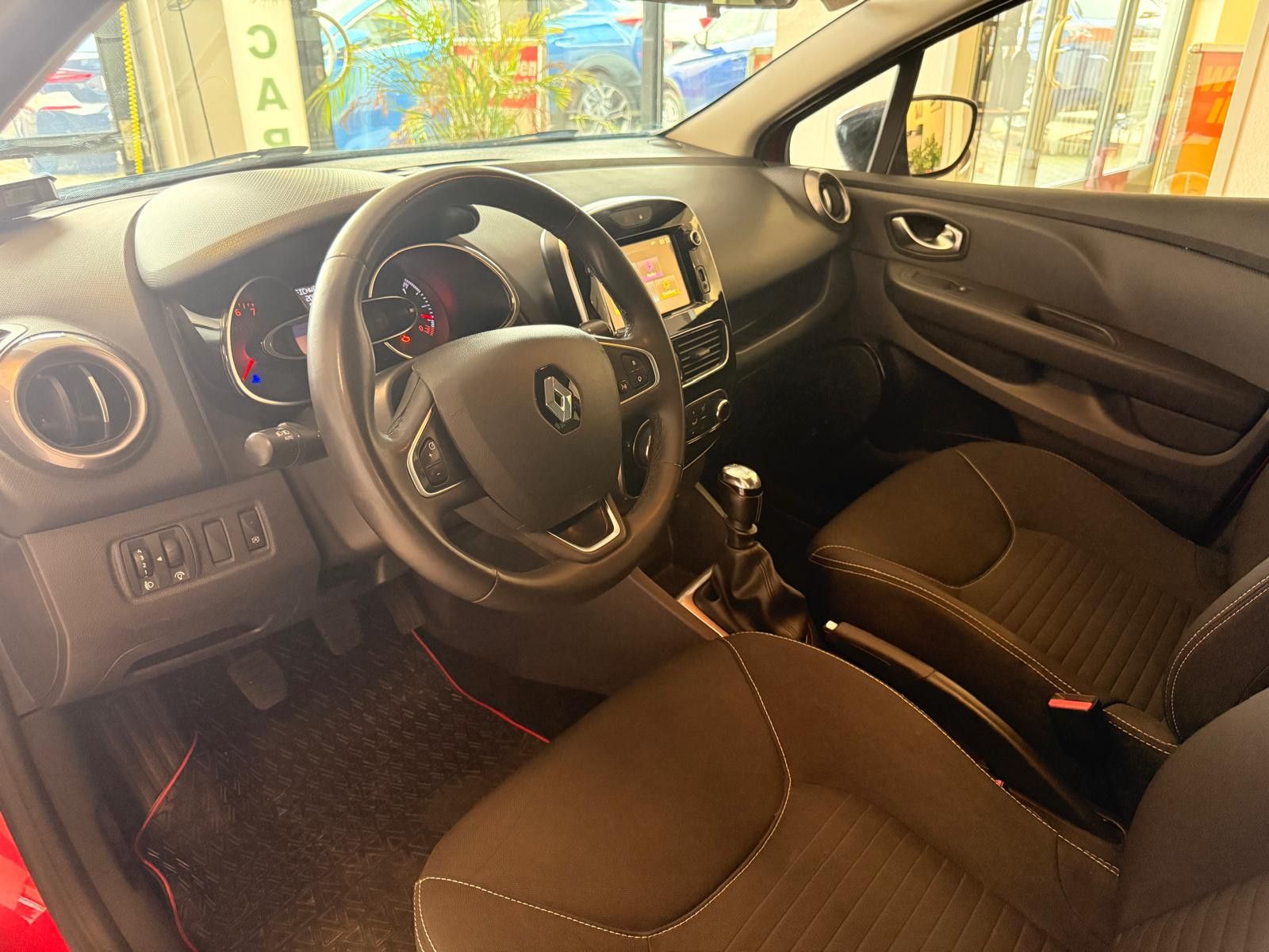 Fahrzeugabbildung Renault Clio IV Limited / KLIMA/ KEYLESS/TÜV SERVICE NEU