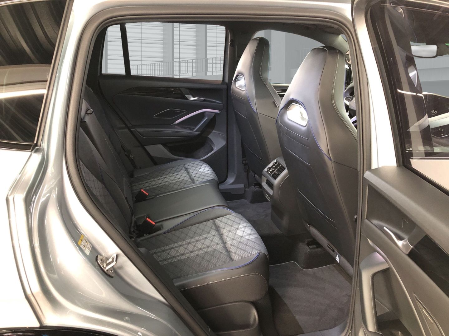 Fahrzeugabbildung Volkswagen Tiguan R-Line 2.0 TDI DSG Sportpaket AHK-klappba