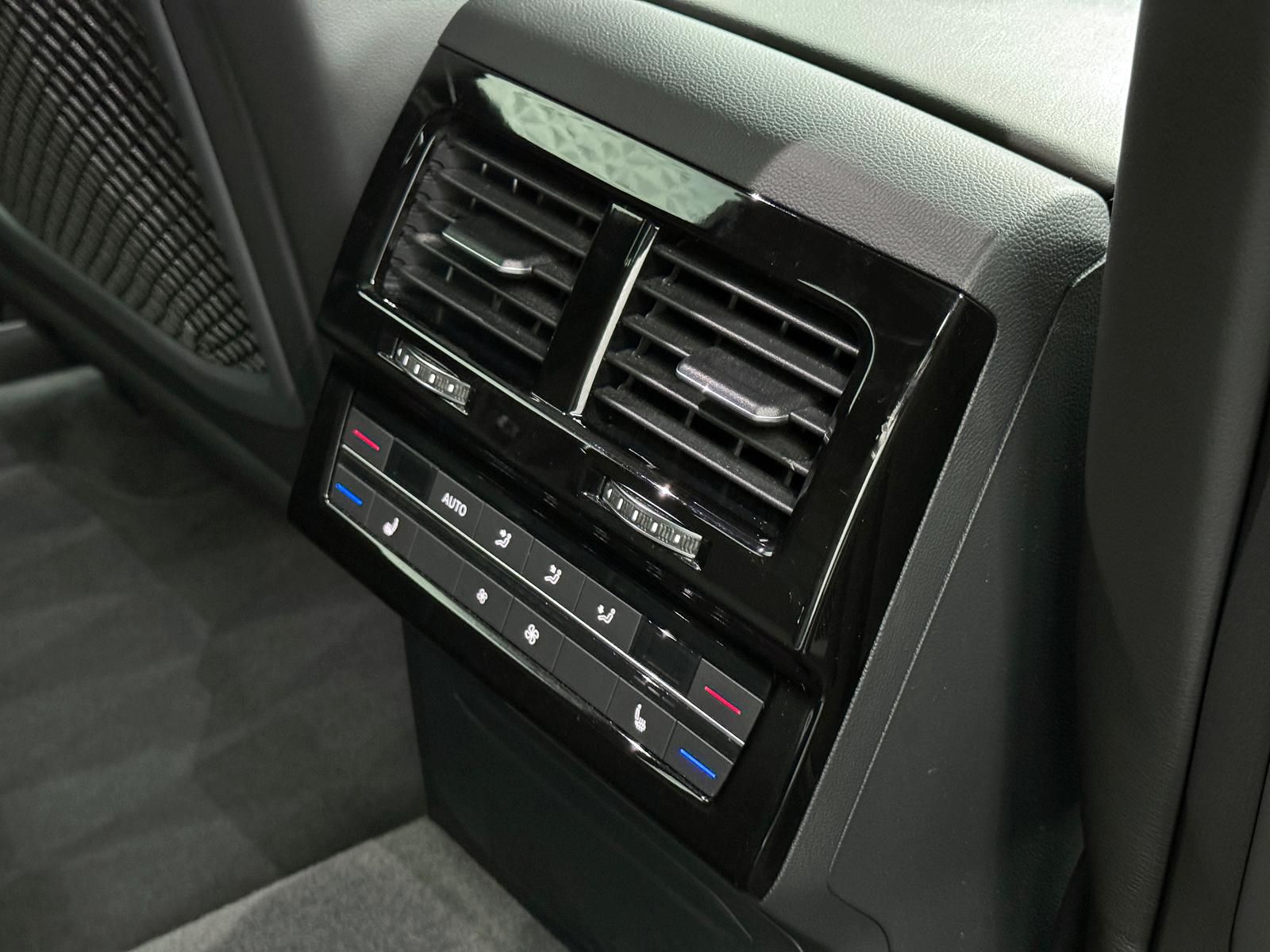 Fahrzeugabbildung Volkswagen 4.0 TDI V8*R-LINE*STANDHZ*DYNAUDIO*LUFT*PANO*AHK