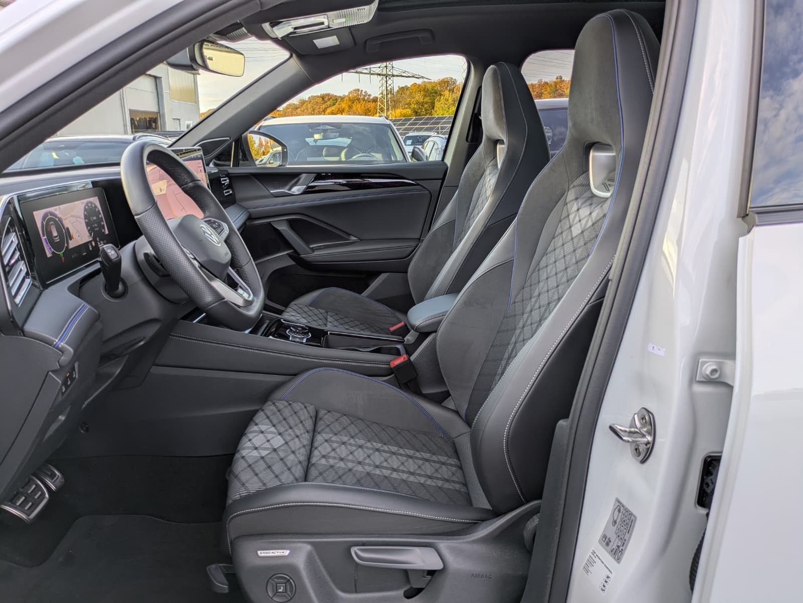 Fahrzeugabbildung Volkswagen Tiguan 2.0 TDI 4M R-Line PANO*H&K*AHK*MATRIX*20"
