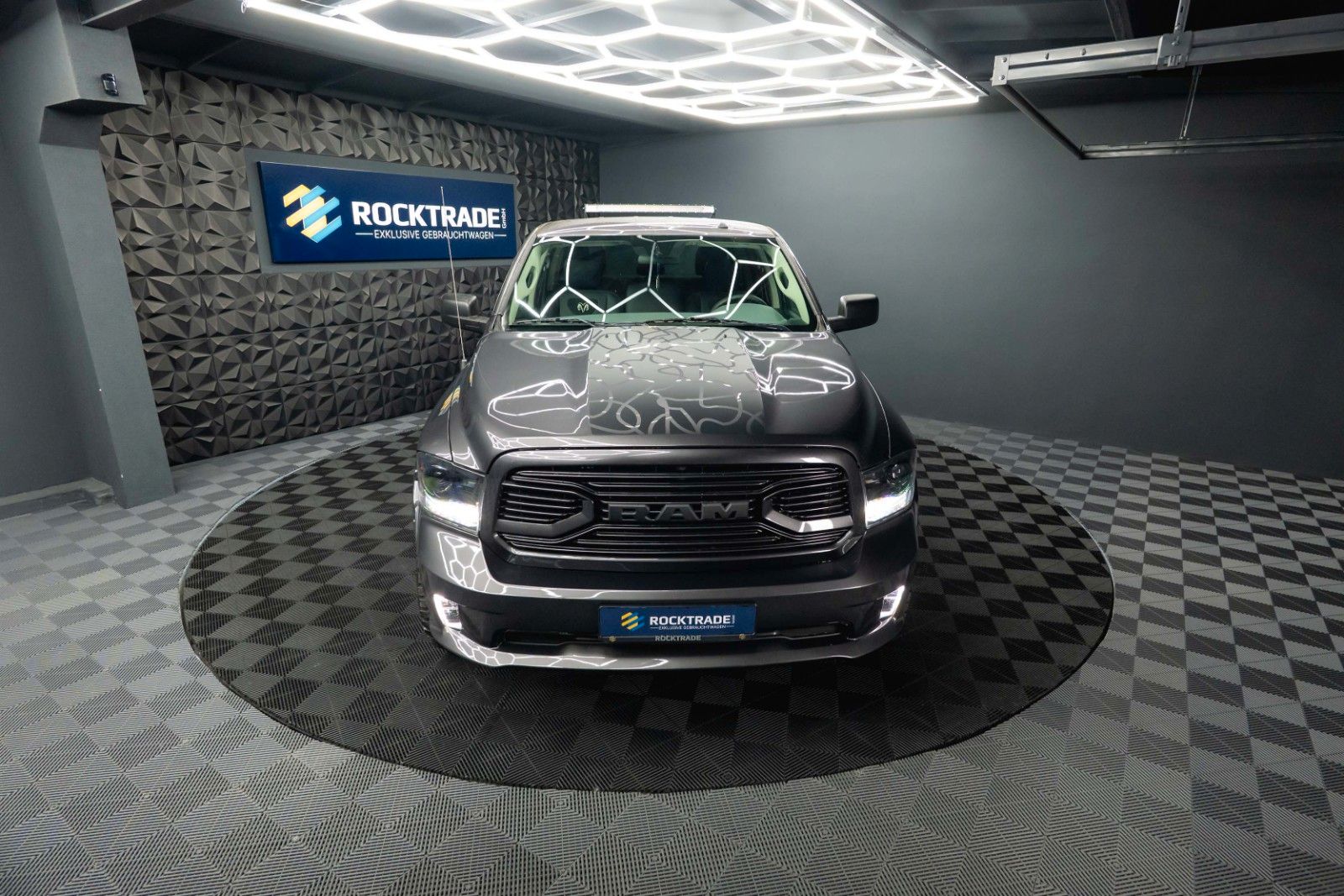 Fahrzeugabbildung Dodge RAM 5.7 V8 HEMI 4x4 OFFROAD Night-Paket *LED*19%