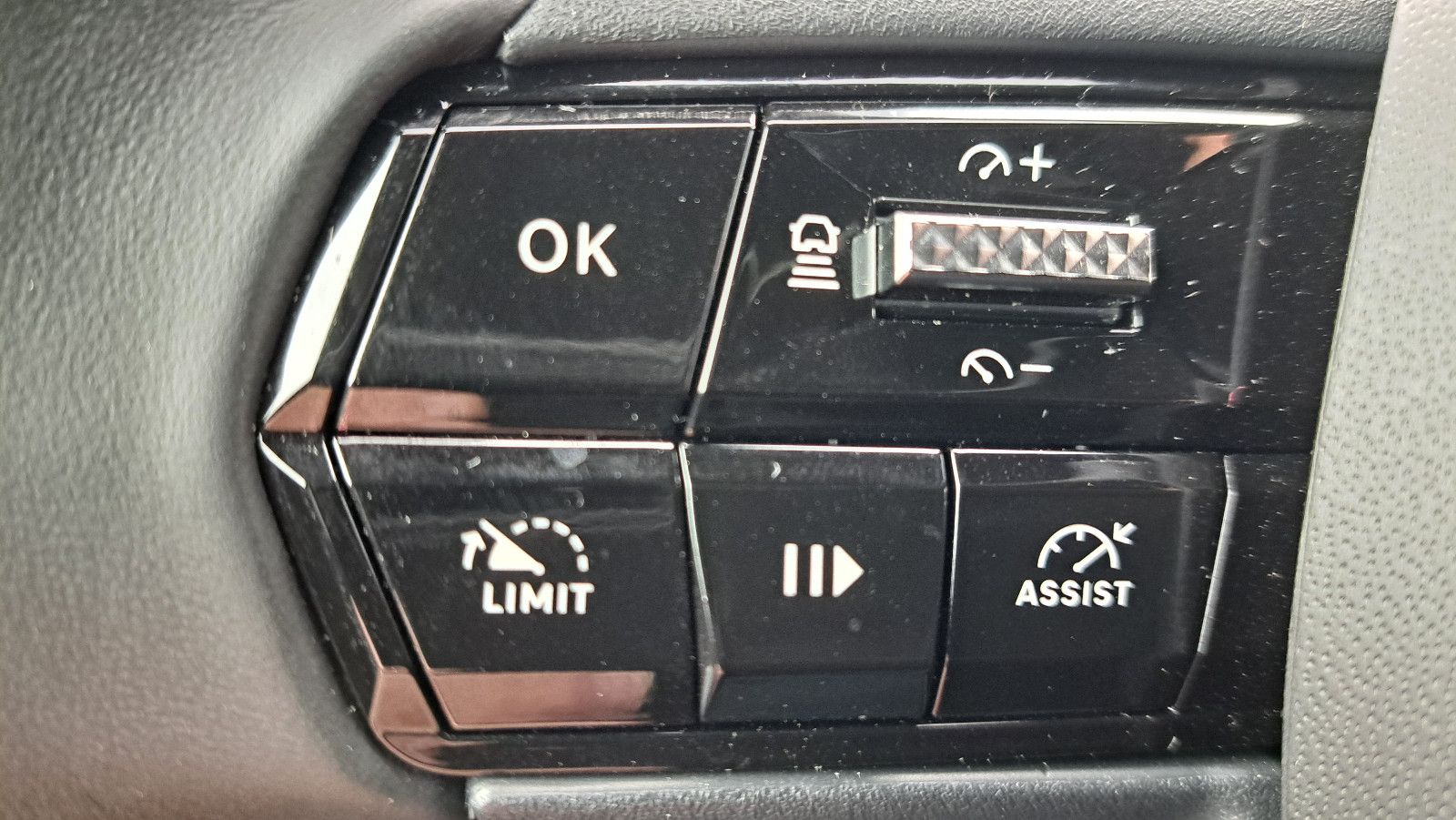 Fahrzeugabbildung Alfa Romeo Junior Ibrida 1.2 VGT 48V-Hybrid 107 kW Speciale