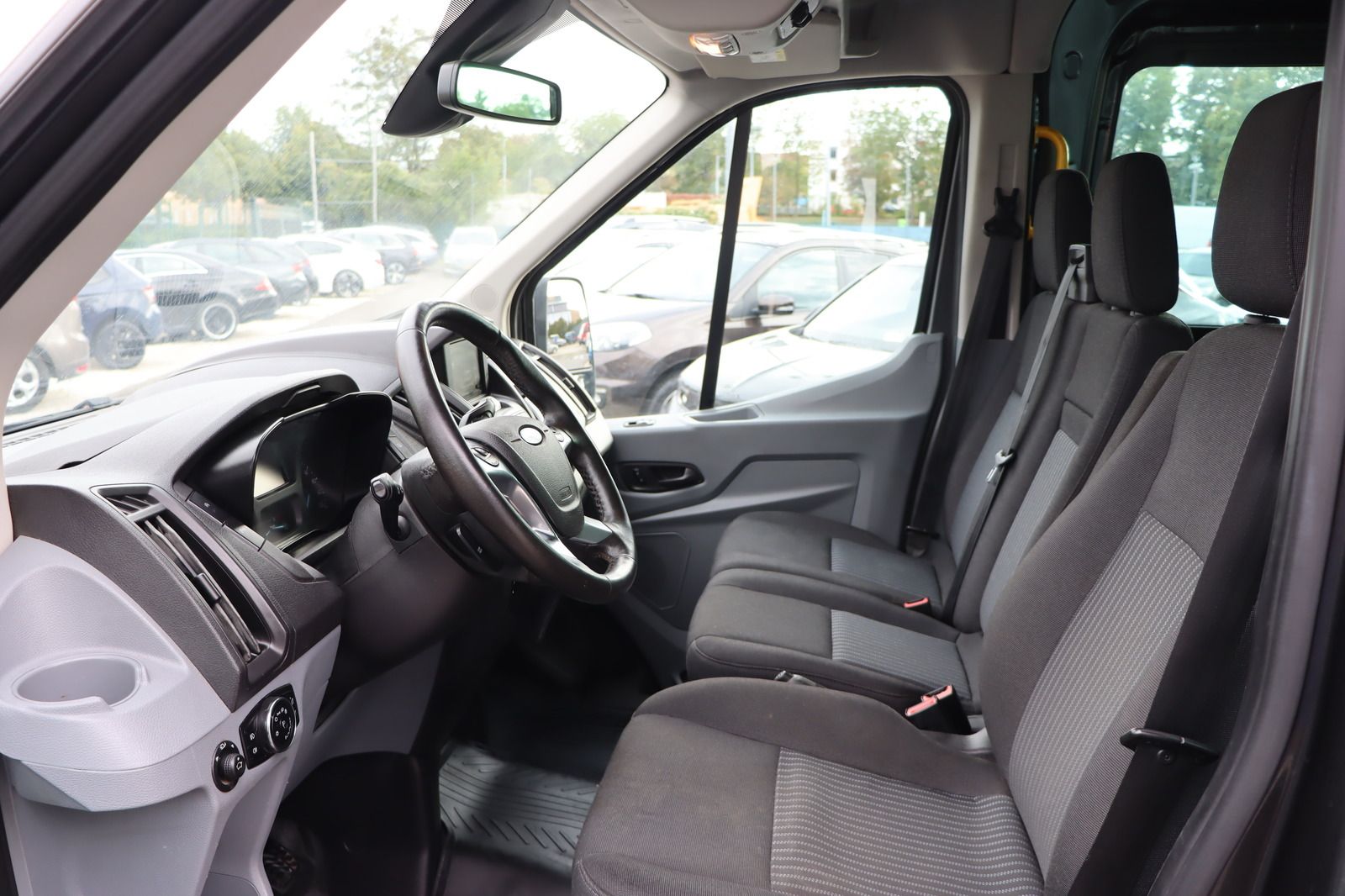 Fahrzeugabbildung Ford Transit 9-Sitzer * Rückfahrk. * Anhängerk.