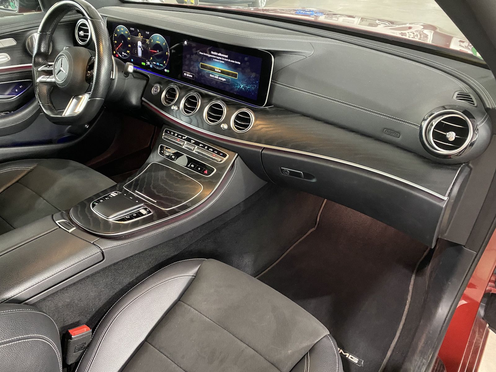 Fahrzeugabbildung Mercedes-Benz E 220 d T AMG/PANO/STHZG/´20/DIS/BUR/AHK/