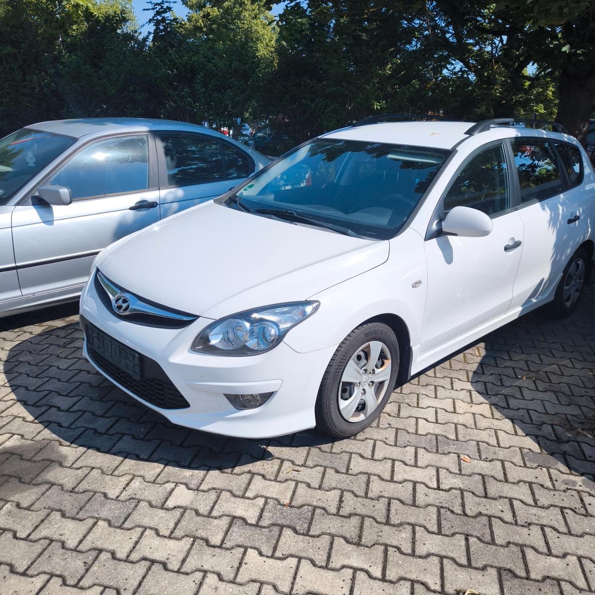 Hyundai i30 2012 — rear view