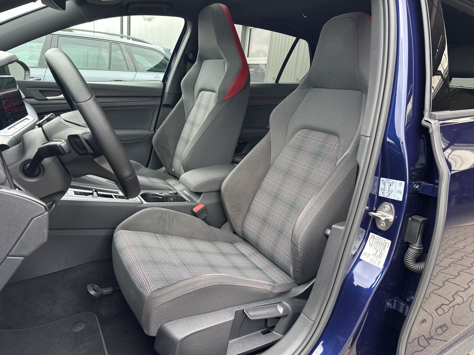 Fahrzeugabbildung Volkswagen Golf 2.0 TSI GTI DSG NAV+LED+ACC+PANO+AHK+KAMERA