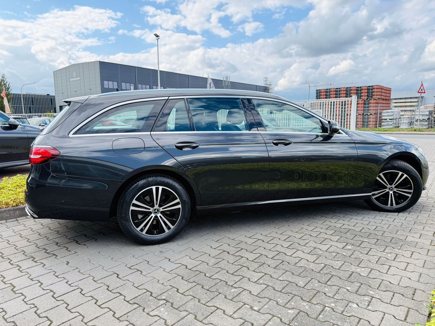 Fahrzeugabbildung Mercedes-Benz E 220 T d AVANTGARDE, Standheizung, MBUX Premium