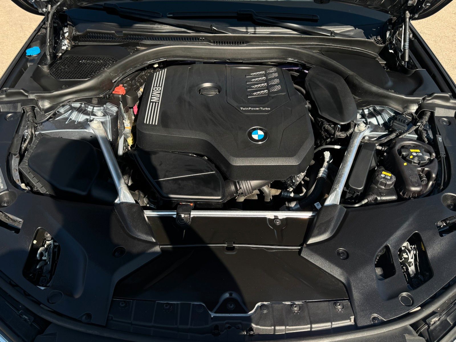 Fahrzeugabbildung BMW 520i Touring Luxury Line Pano Leder HiFi CAM AHK