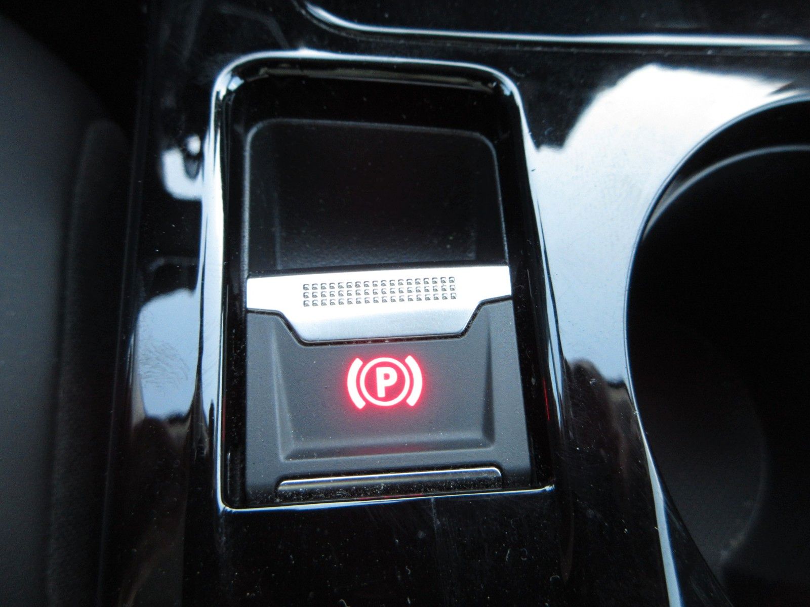 Fahrzeugabbildung Peugeot 2008 Allure 1.2T LED/NAVI/PDC/R´CAM/ALU