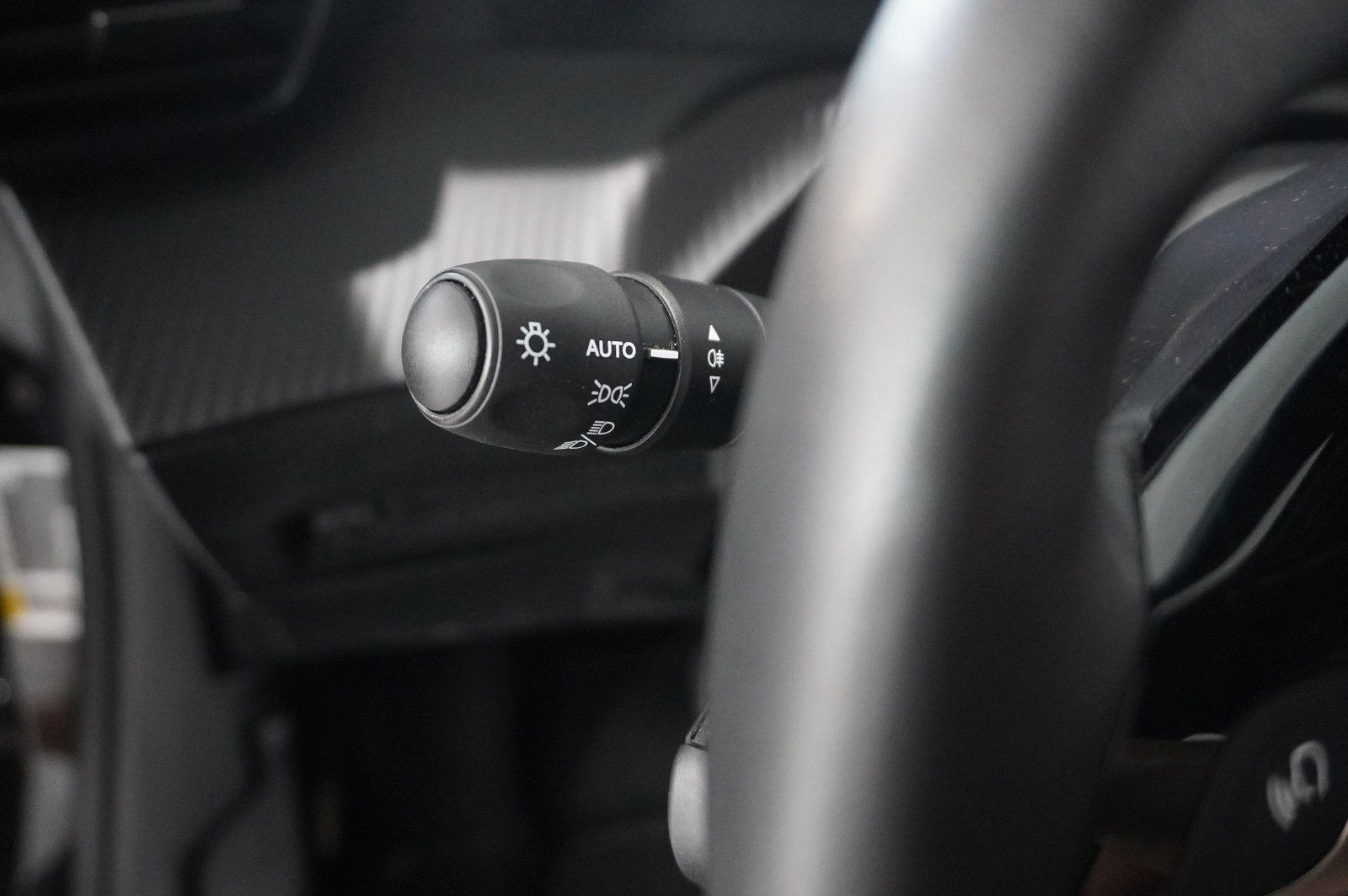 Fahrzeugabbildung Peugeot 2008 1.2 HYBRID ALLURE E-DSC NAVI/LED/SPORT/VIRT