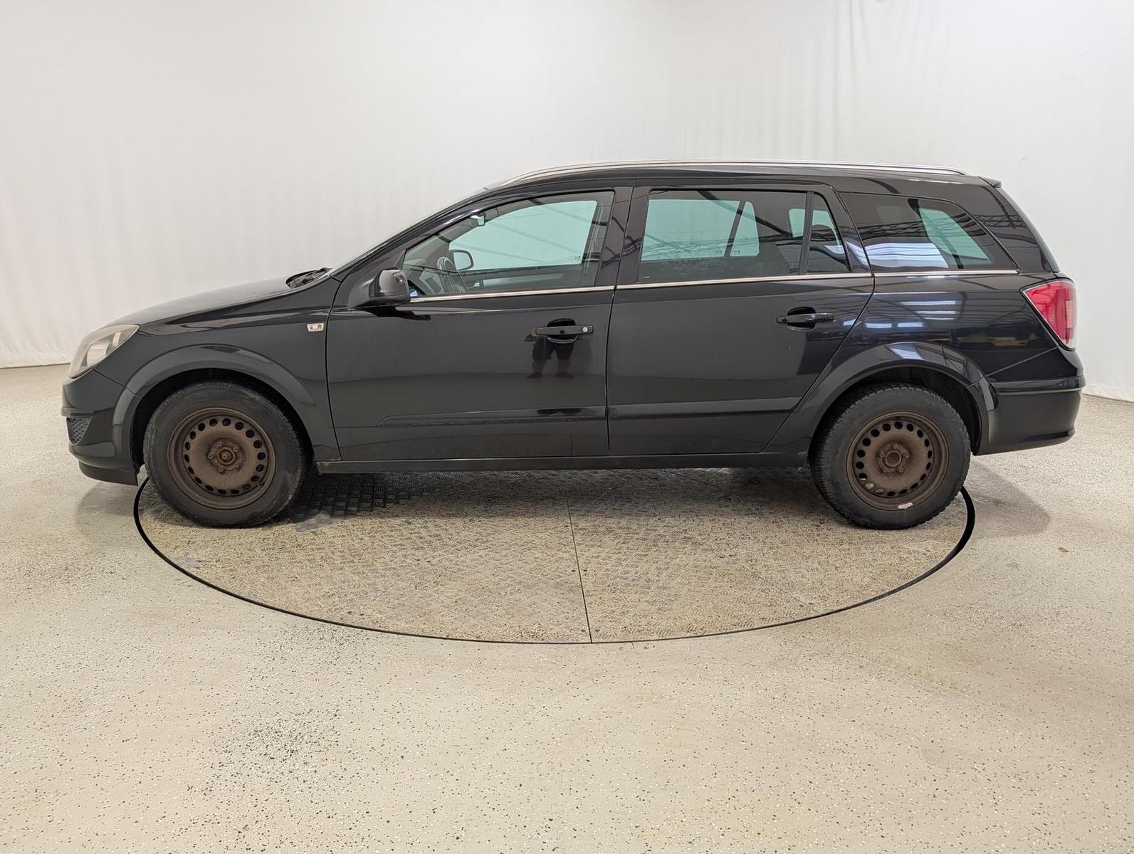 Opel Astra 2007 — салон