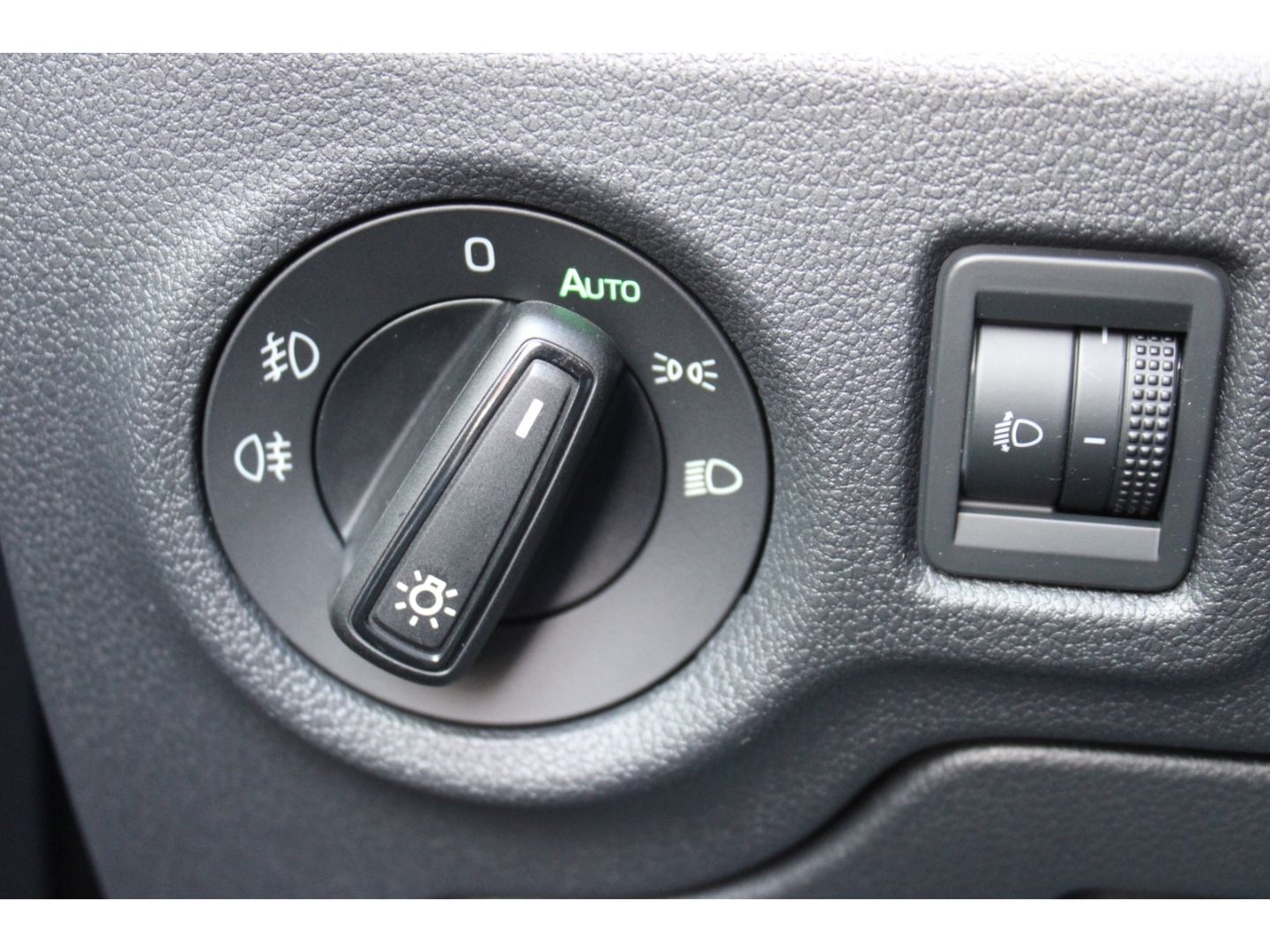 Fahrzeugabbildung SKODA Fabia Selection Drive Plus 1,0 TSI LED Full Link