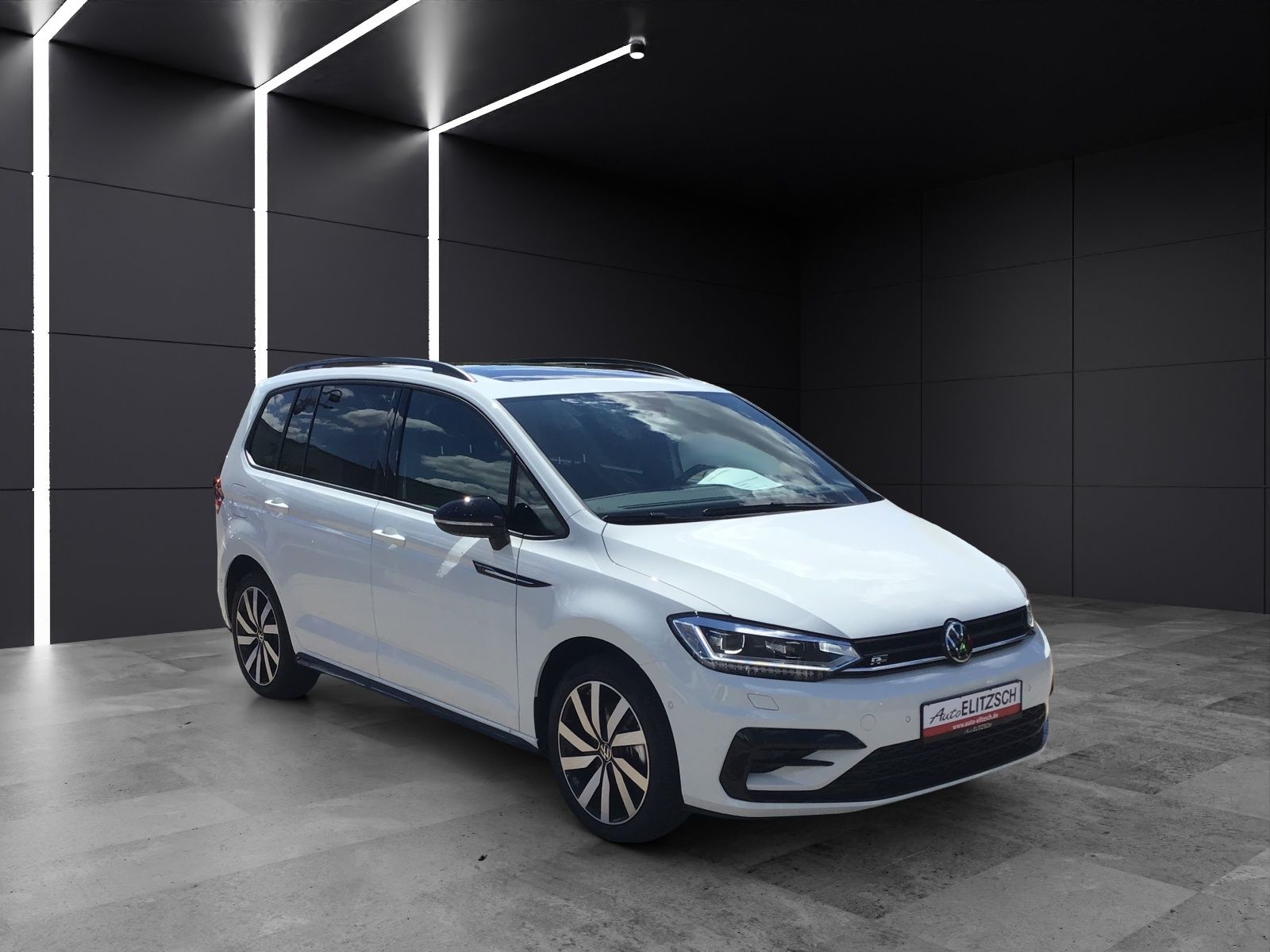 Fahrzeugabbildung Volkswagen Touran TSI R-Line Highline DSG LED ACC 18" AHK S