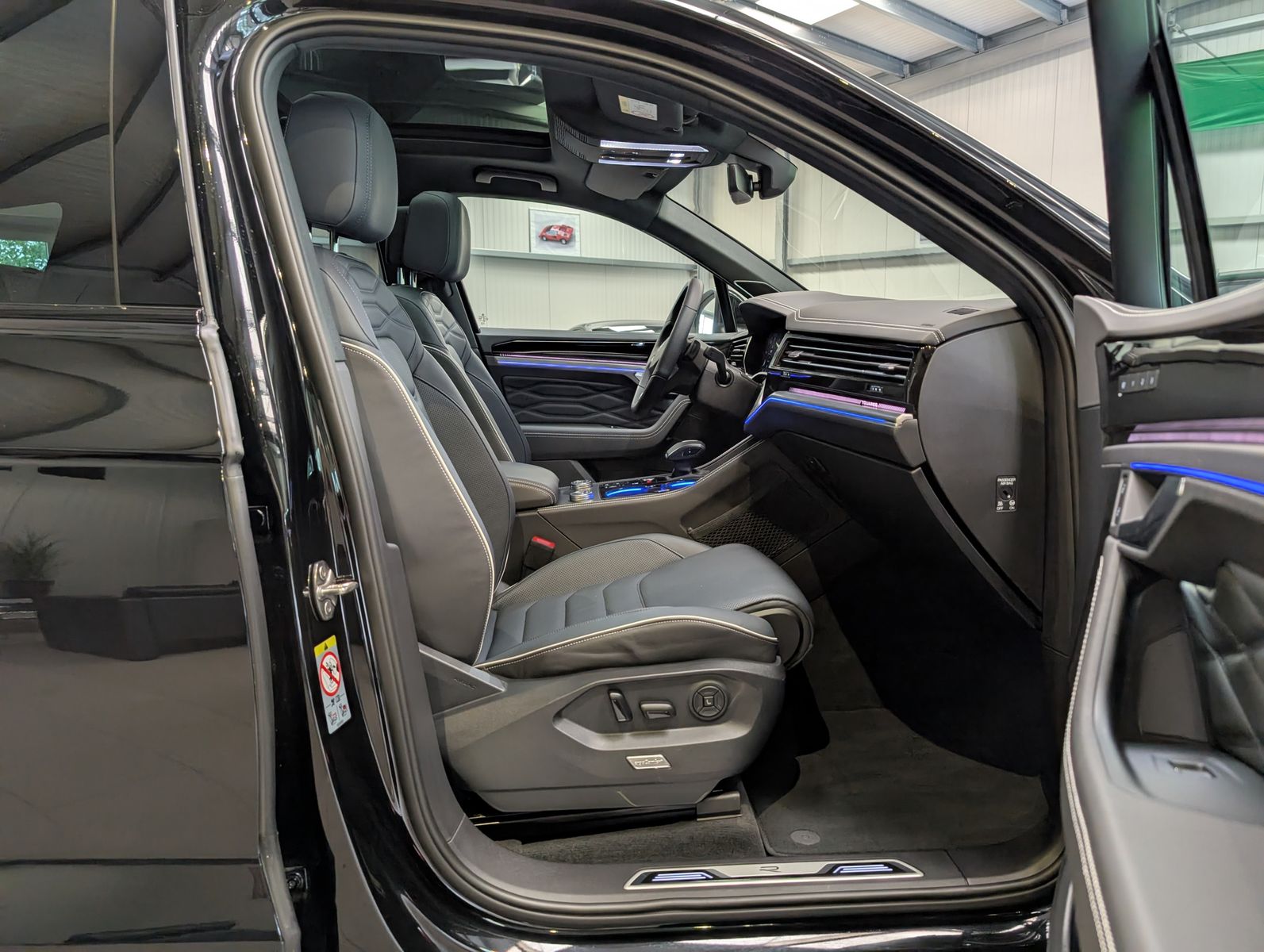 Fahrzeugabbildung Volkswagen Touareg 3.0 TDI 4M R-Line Komfort-Paket UPE 111T