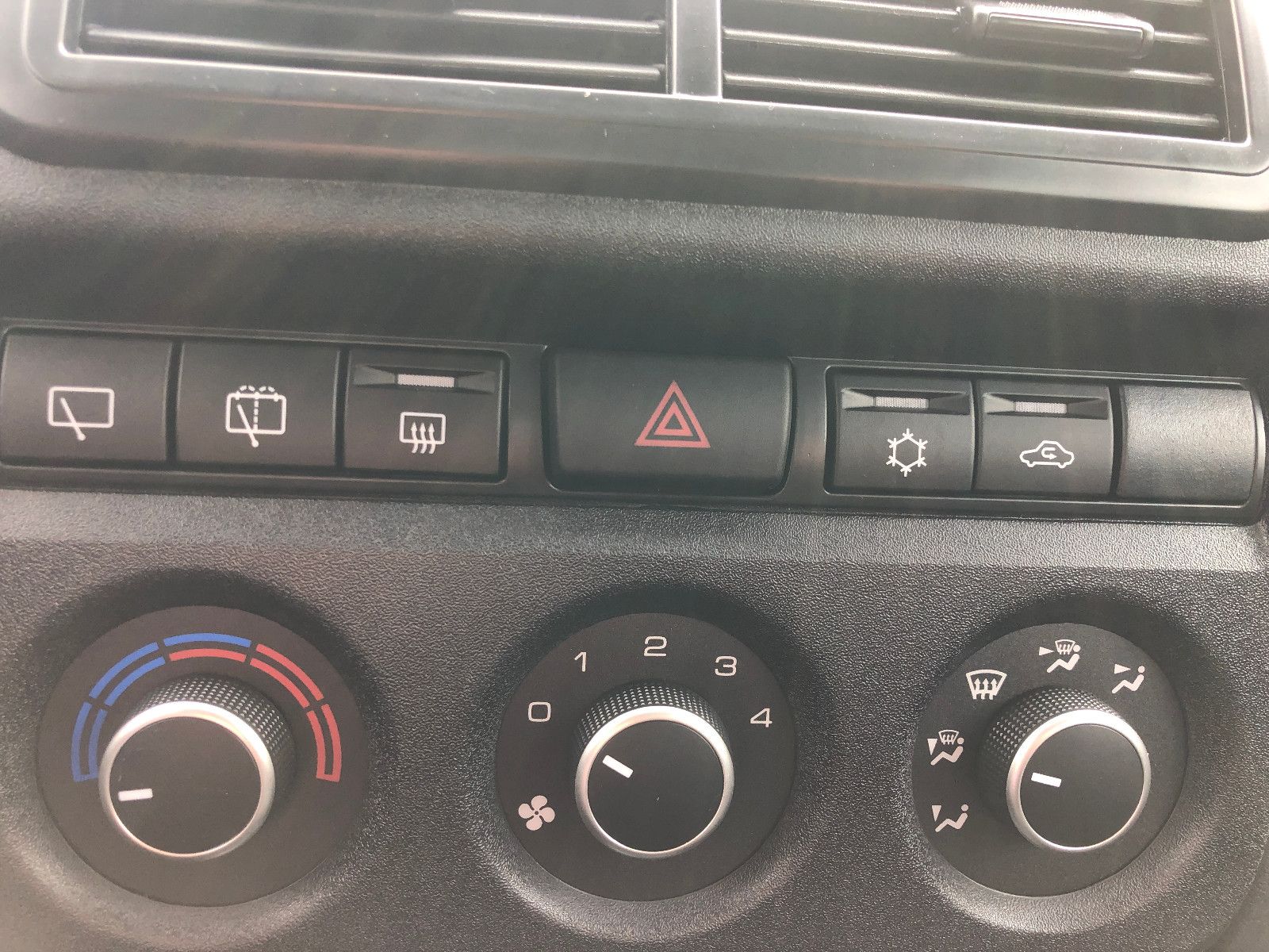 Fahrzeugabbildung Lada NIVA LEGEND "PREMIUM PLUS"! AET-Kollektion 2026!