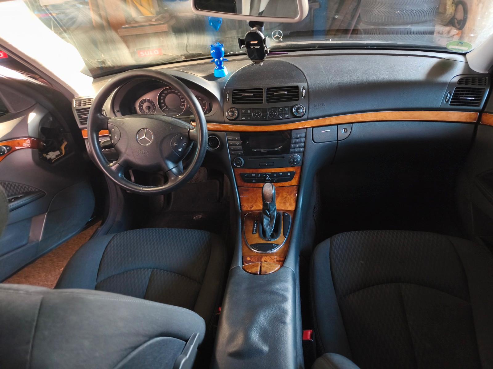 Mercedes-Benz E220 2004 — photo 11
