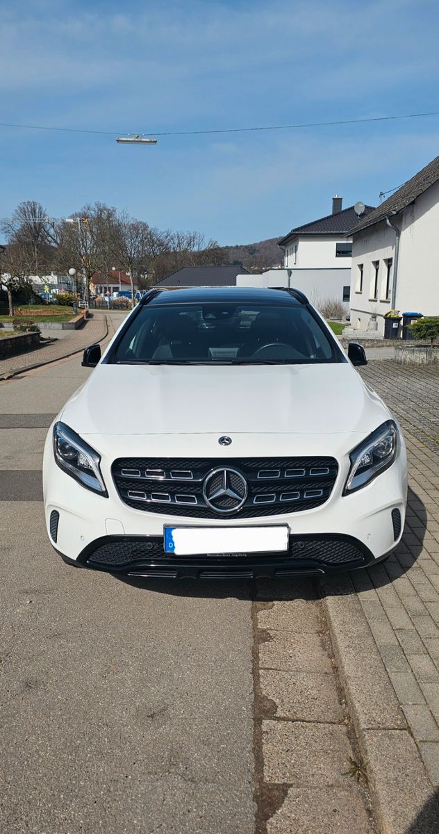 MERCEDES-BENZ GLA 220 4MATIC DCT -