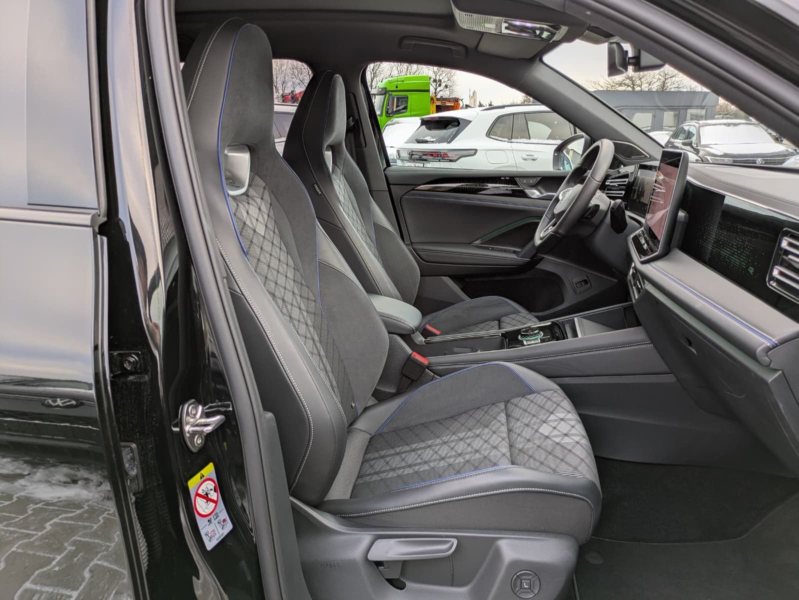 Fahrzeugabbildung Volkswagen Tiguan 2.0 TDI 4M R-Line PANO*H&K*AHK*MATRIX*20"