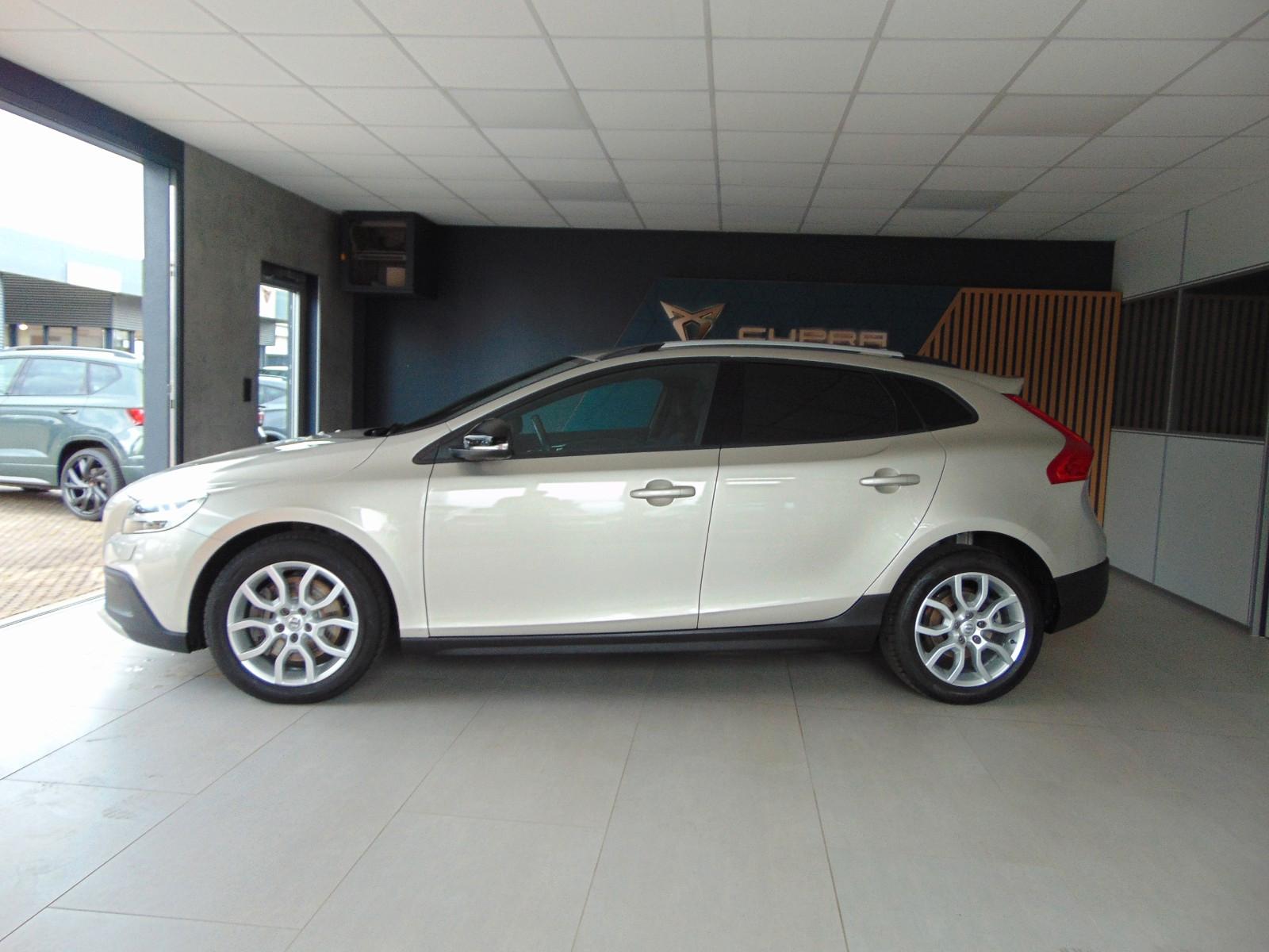 Volvo V40 Cross Country Momentum TDI Automatik