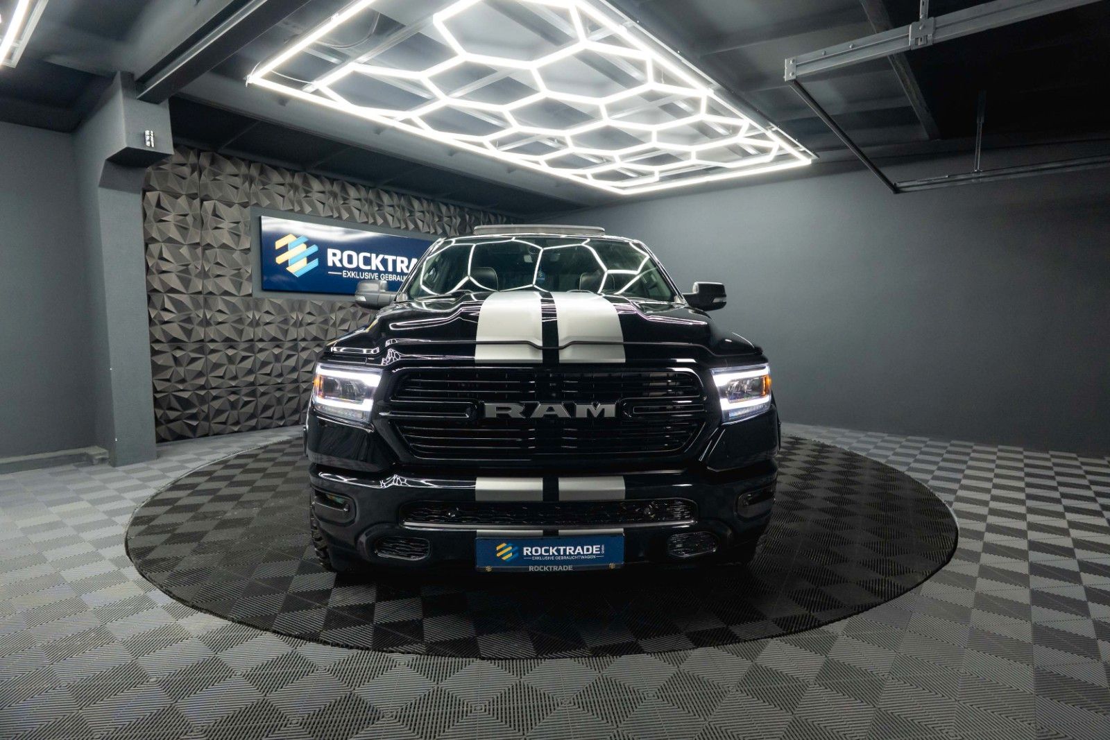 Fahrzeugabbildung Dodge RAM 5.7 V8 HEMI 4x4 Night LARAMIE Pano LED 19%
