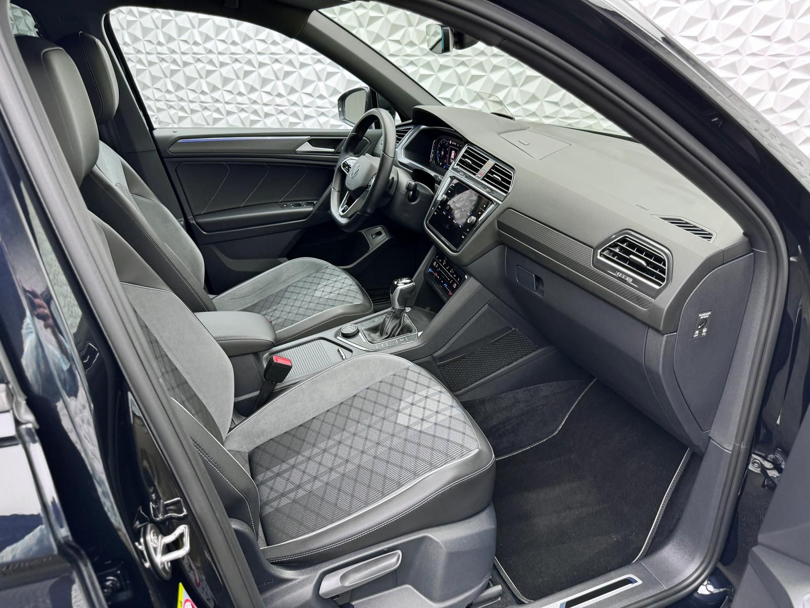 Fahrzeugabbildung Volkswagen 2.0 TSI R-LINE/4MOTION/7-SITZE/AHK/MATRIX/HUD/AC