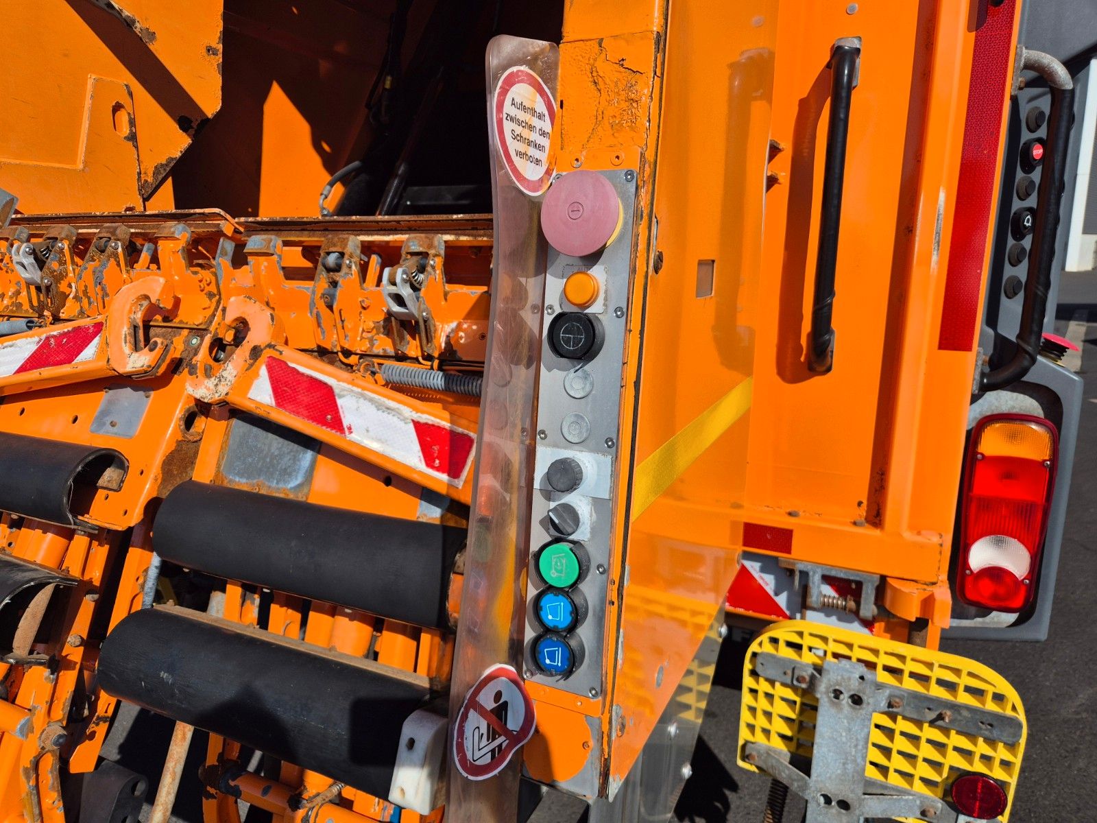 Fahrzeugabbildung Mercedes-Benz Actros 2533 L Faun Variopress II524 V19 Zoeller