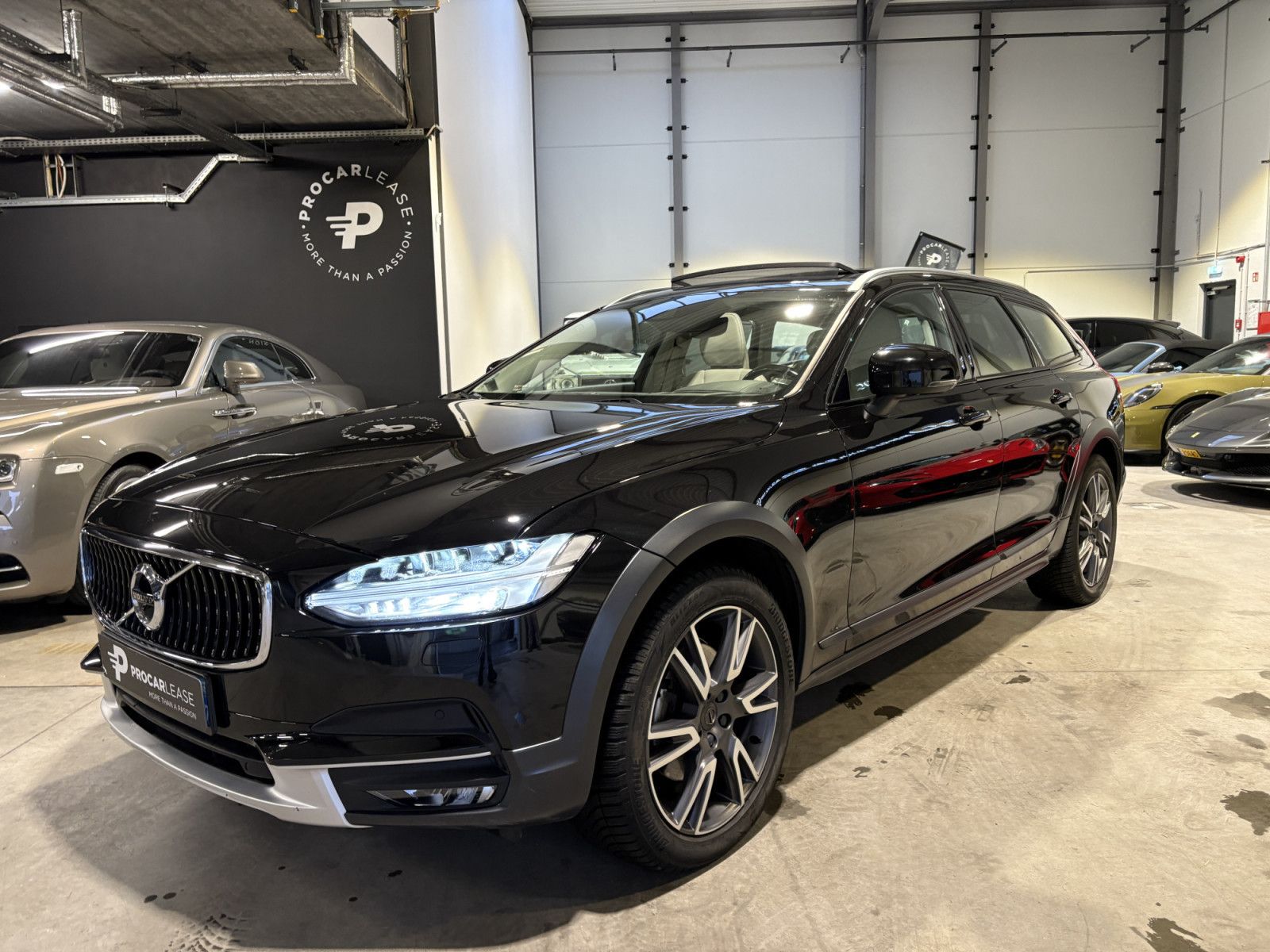 Volvo V90 Cross Country Pro AWD/PANO/19/360/HUP.D/MALU
