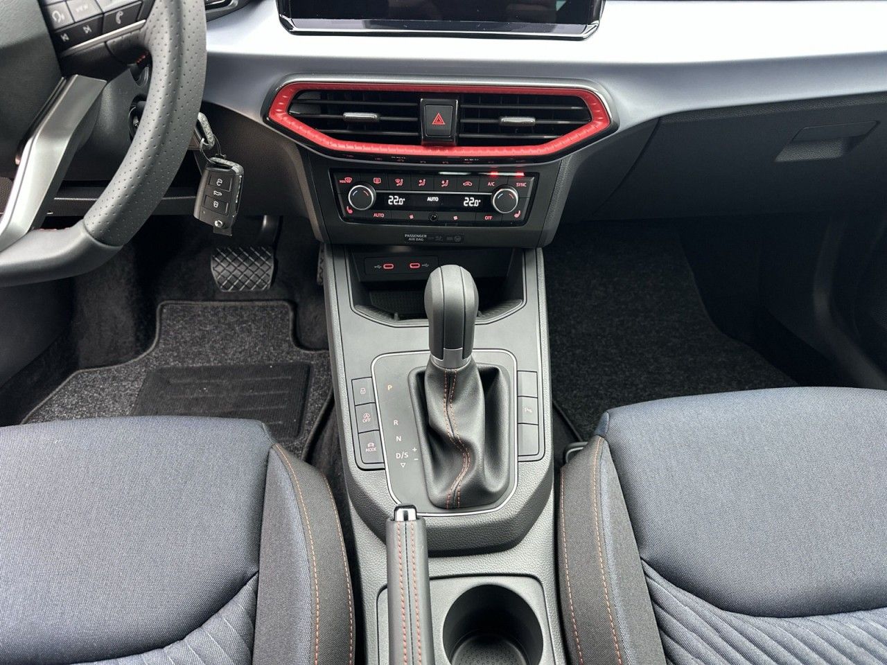 Fahrzeugabbildung SEAT Ibiza FR Black Edition 1.5 TSI 150 PS DSG - mit KI generiert/bearbeitet