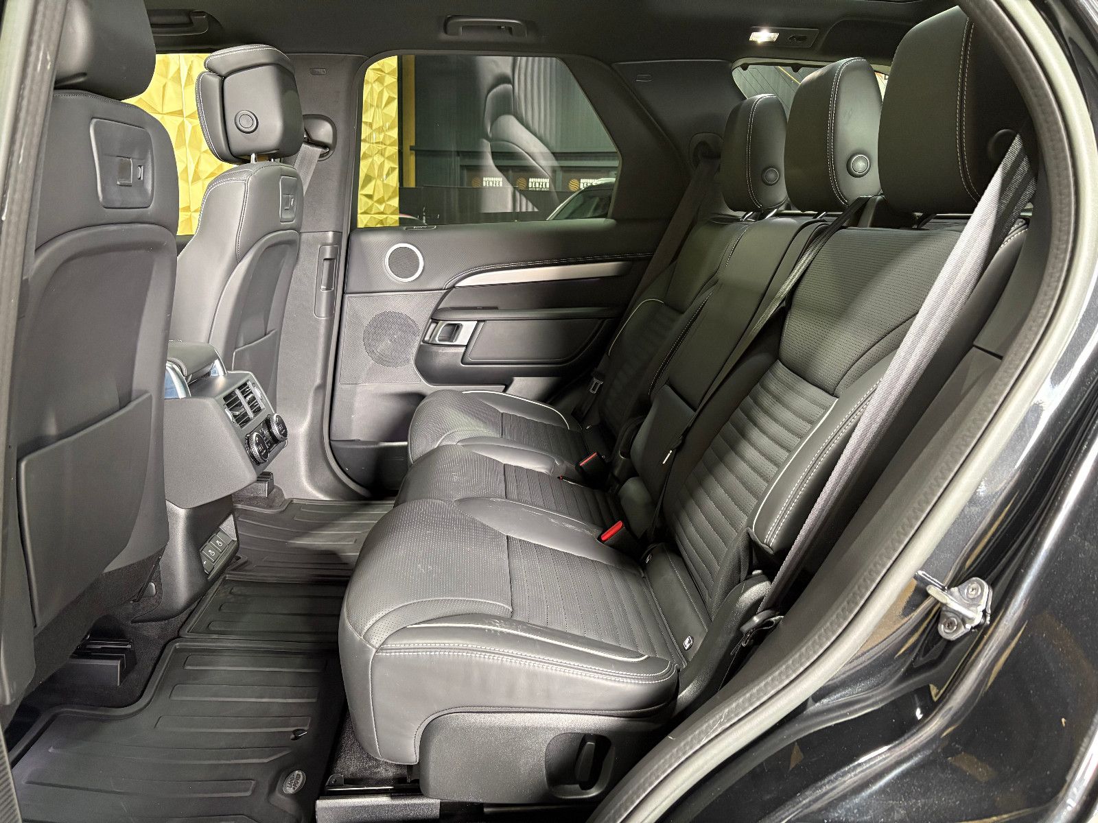 Fahrzeugabbildung Land Rover Discovery 5 R-Dynamic HSE D250 c AWD/PANO/MEMORY