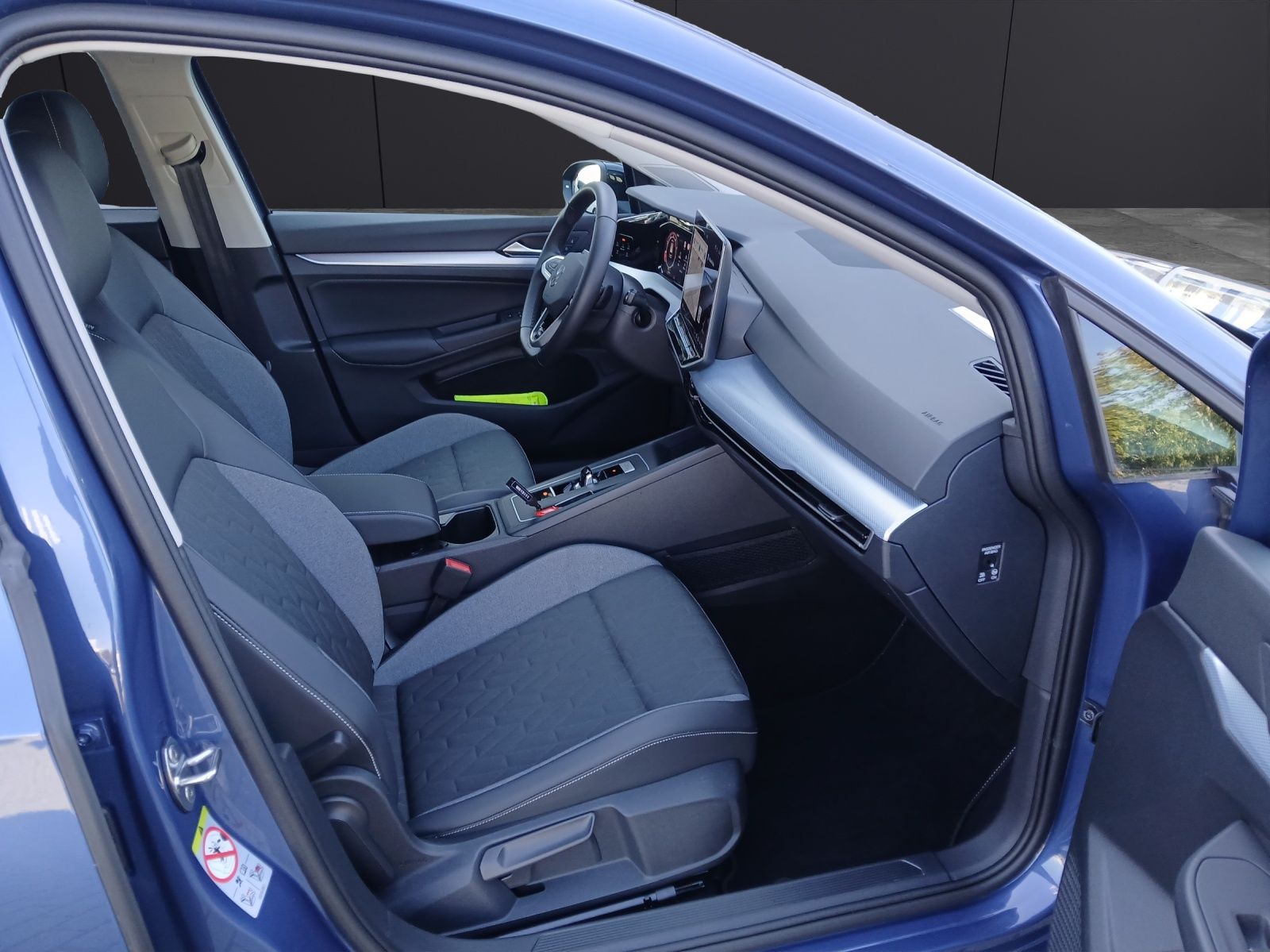 Fahrzeugabbildung Volkswagen Golf VIII Variant eTSI Goal DSG LED AHK Navi AID