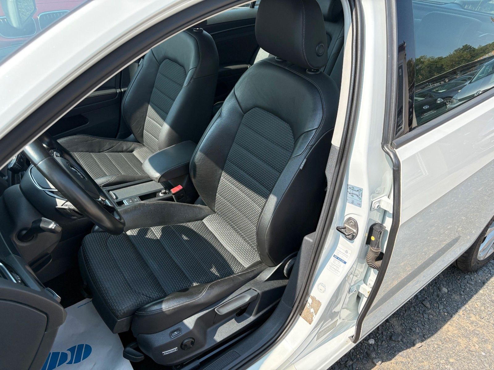 Fahrzeugabbildung Volkswagen Golf VII 2.0 TDI HIGHLINE Navi Xenon Leder SPORT