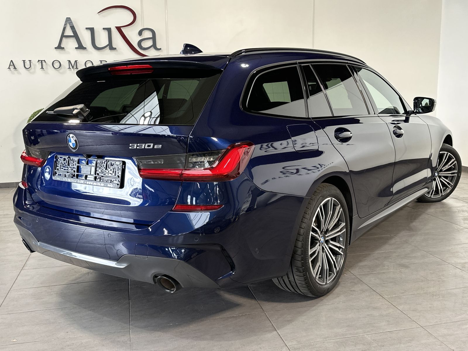 Fahrzeugabbildung BMW 330e Touring M-Sport NAV+LASER+PANO+H&K+360°+ACC