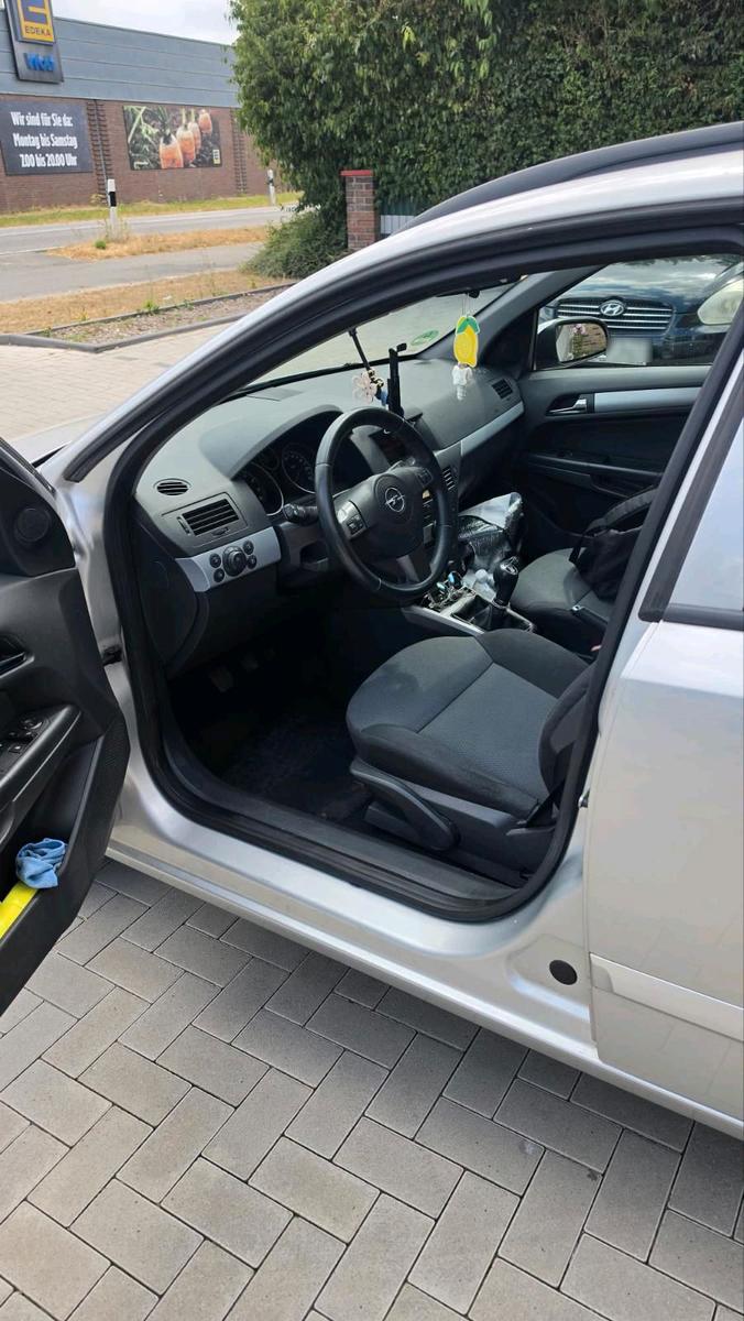Opel Astra 2006 — interior