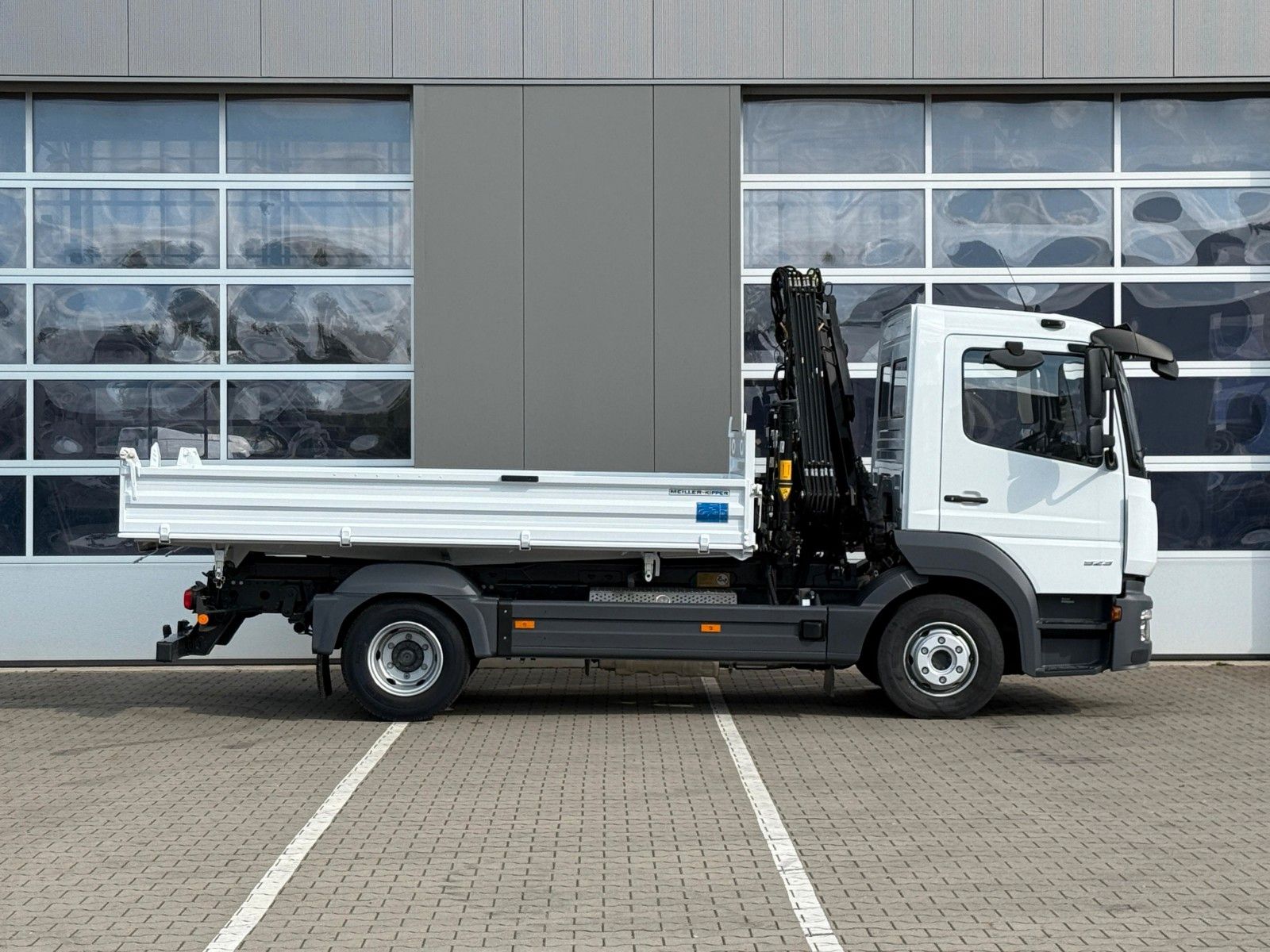 Fahrzeugabbildung Mercedes-Benz 923 Atego Dreiseitenkipper MEILLER HIAB 072 DS2