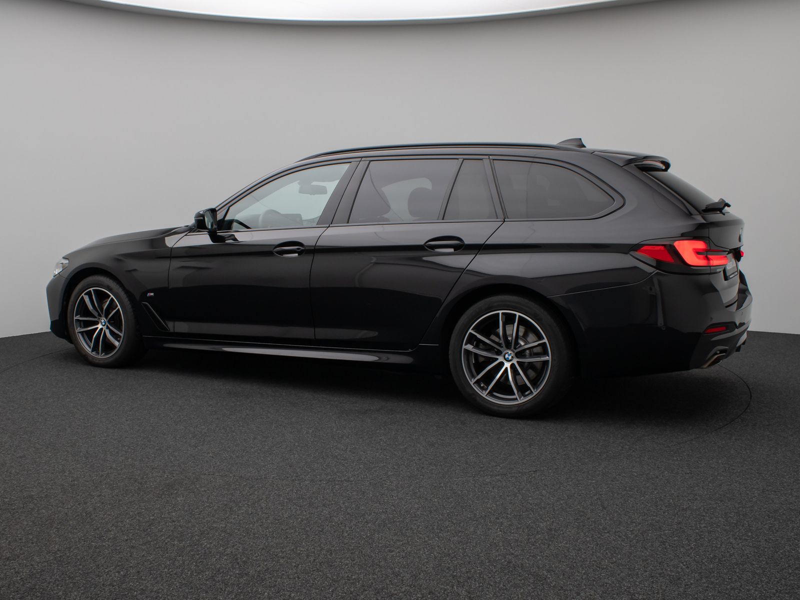 Fahrzeugabbildung BMW 520d xD M Sport Kamera HUD DAB HiFi Stop&Go AHK