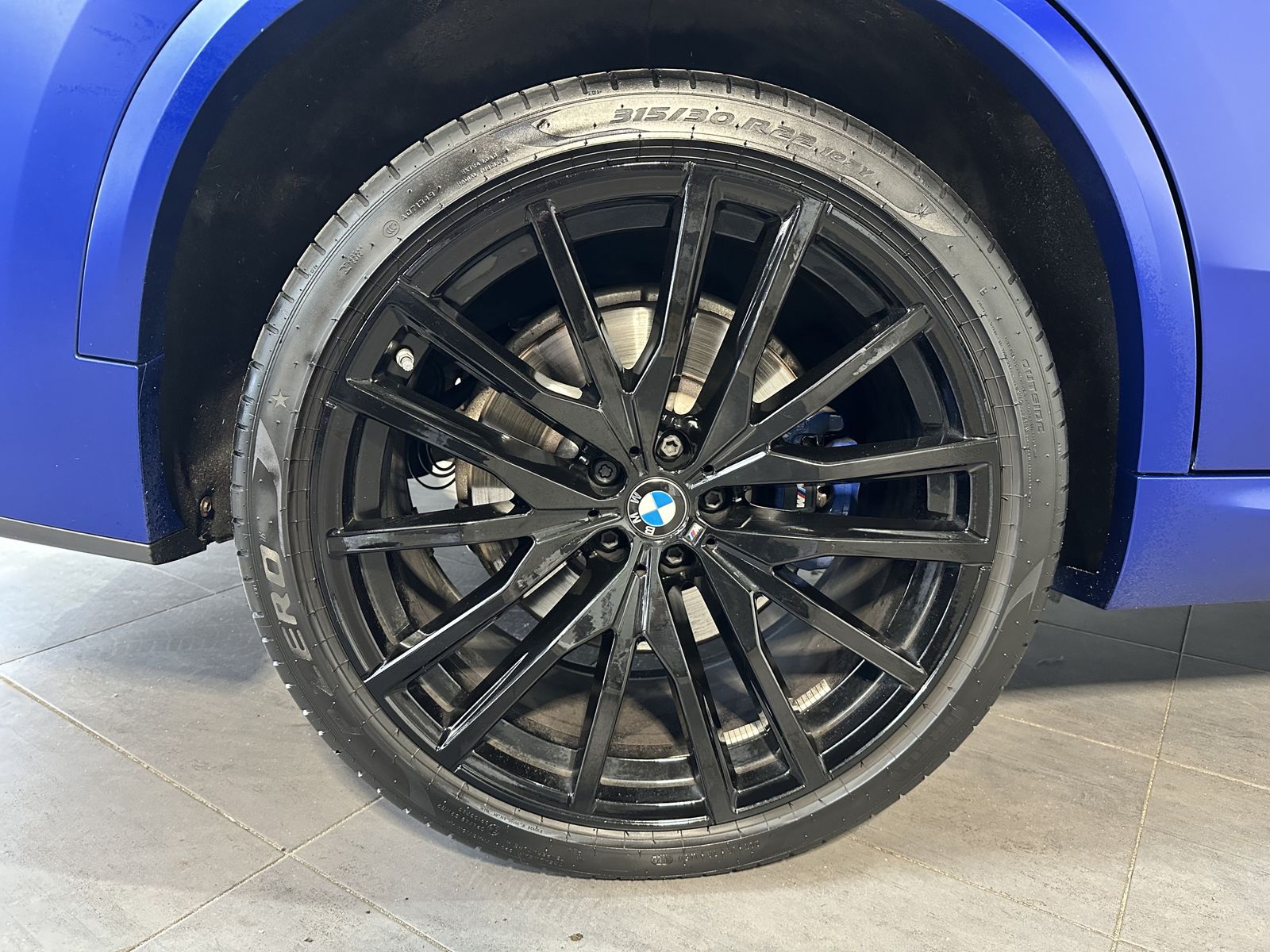 Fahrzeugabbildung BMW X5 M50i NAV+LASER+ACC+HEAD-UP+PANO+22ZO+360°+H&K