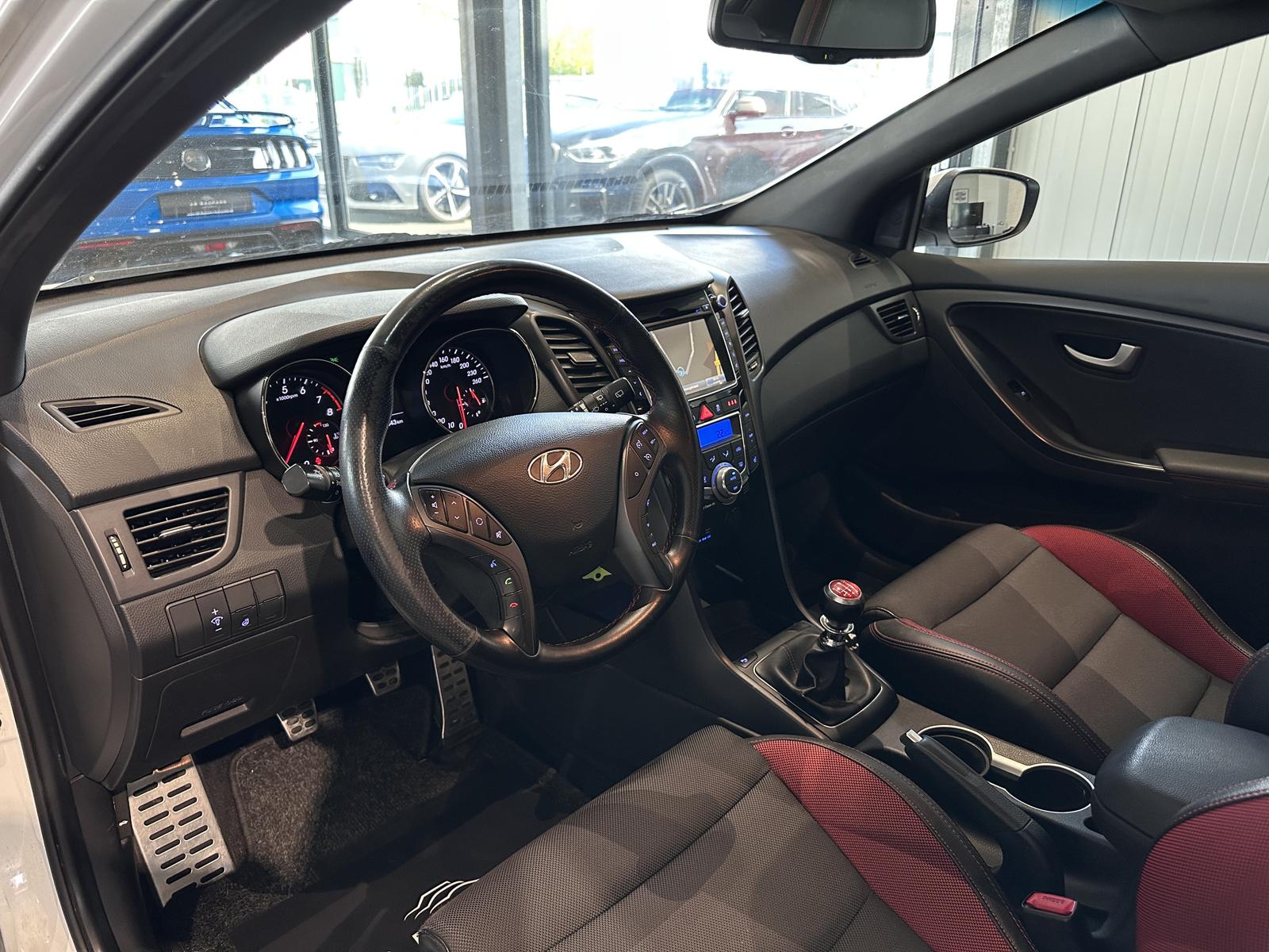 Hyundai i30 Turbo *1. HAND, NAVI, RFK, SCHECKHEFT*